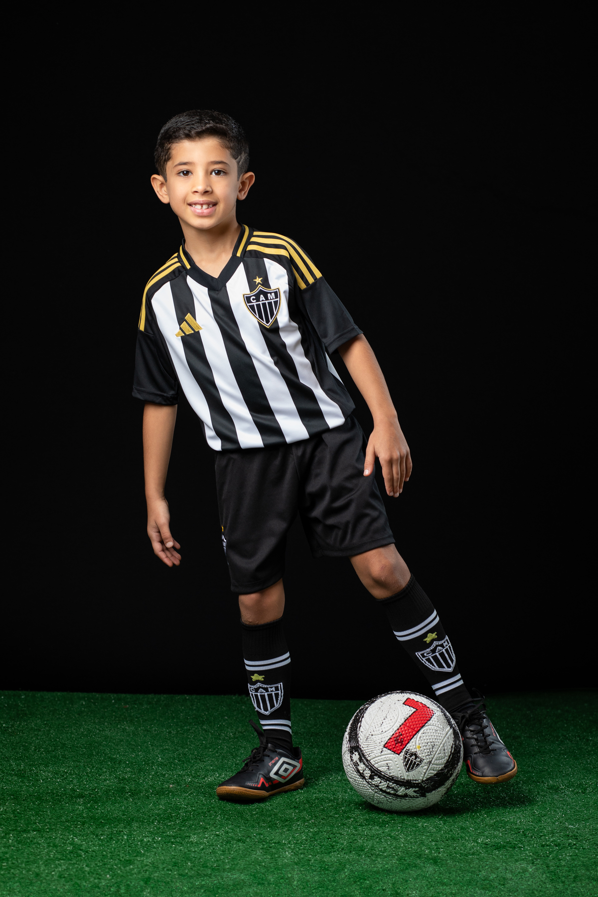 jogador-mirim-galo-galoucura-mirim-bola-oficial-do-galo-jogador-do-galo-Hulck-torcida-mirim-do-clube-atletico-mineiro-ensaio-fotografico-jogador-de-futebol-em-estudio-camisa-oficial-do-galo-torcida-da-massa-a-massa-mirim-fotografa-do-galo-isabela-lobato