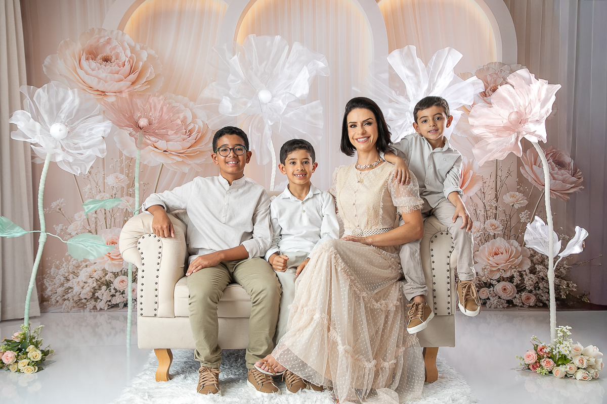 ensaio-fotografico-dia-das-maes-ensaio-dia-das-maes-cenario-do-dia-das-maes-inspiracao-de-cenario-fotografico-de-dia-das-maes-amor-de-mae-maternar-melhor-fotografo-de-barbacena-estudio-fotografico-em-barbacena-isabela-lobato-fotografia-dia-das-maes-2026