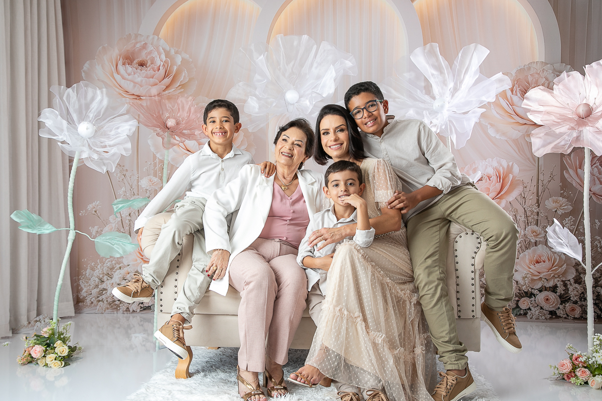 ensaio-fotografico-dia-das-maes-ensaio-dia-das-maes-cenario-do-dia-das-maes-inspiracao-de-cenario-fotografico-de-dia-das-maes-amor-de-mae-maternar-melhor-fotografo-de-barbacena-estudio-fotografico-em-barbacena-isabela-lobato-fotografia-dia-das-maes-2026