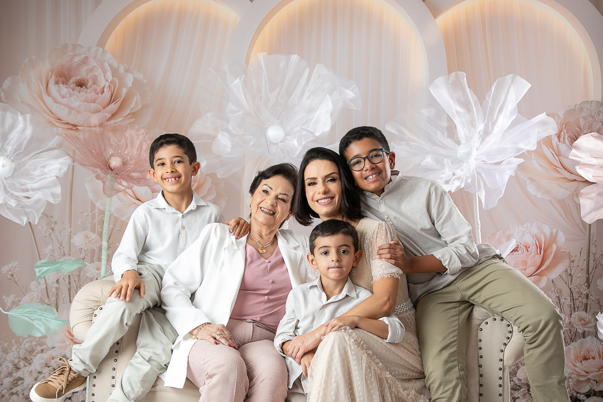 ensaio-fotografico-dia-das-maes-ensaio-dia-das-maes-cenario-do-dia-das-maes-inspiracao-de-cenario-fotografico-de-dia-das-maes-amor-de-mae-maternar-melhor-fotografo-de-barbacena-estudio-fotografico-em-barbacena-isabela-lobato-fotografia-dia-das-maes-2026