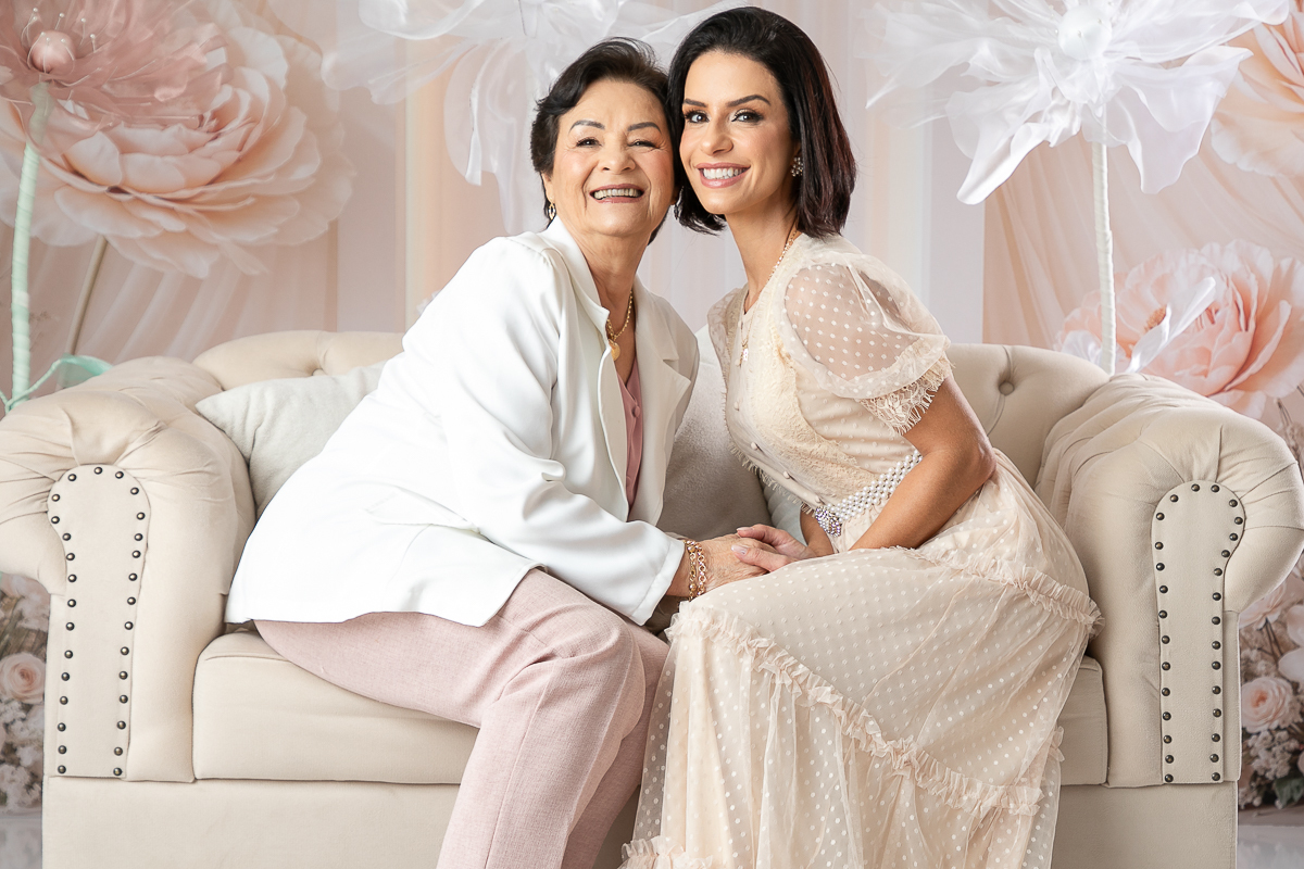 ensaio-fotografico-dia-das-maes-ensaio-dia-das-maes-cenario-do-dia-das-maes-inspiracao-de-cenario-fotografico-de-dia-das-maes-amor-de-mae-maternar-melhor-fotografo-de-barbacena-estudio-fotografico-em-barbacena-isabela-lobato-fotografia-dia-das-maes-2026