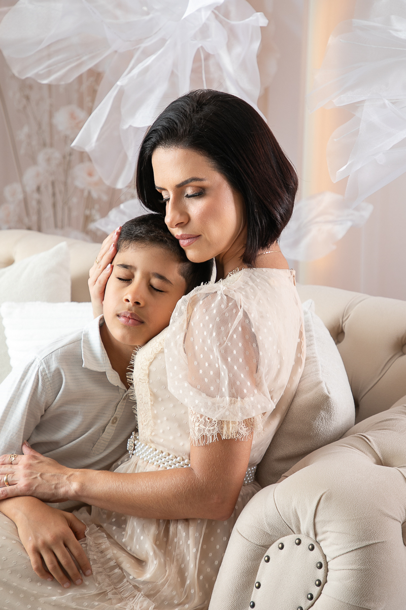 ensaio-fotografico-dia-das-maes-ensaio-dia-das-maes-cenario-do-dia-das-maes-inspiracao-de-cenario-fotografico-de-dia-das-maes-amor-de-mae-maternar-melhor-fotografo-de-barbacena-estudio-fotografico-em-barbacena-isabela-lobato-fotografia-dia-das-maes-2026