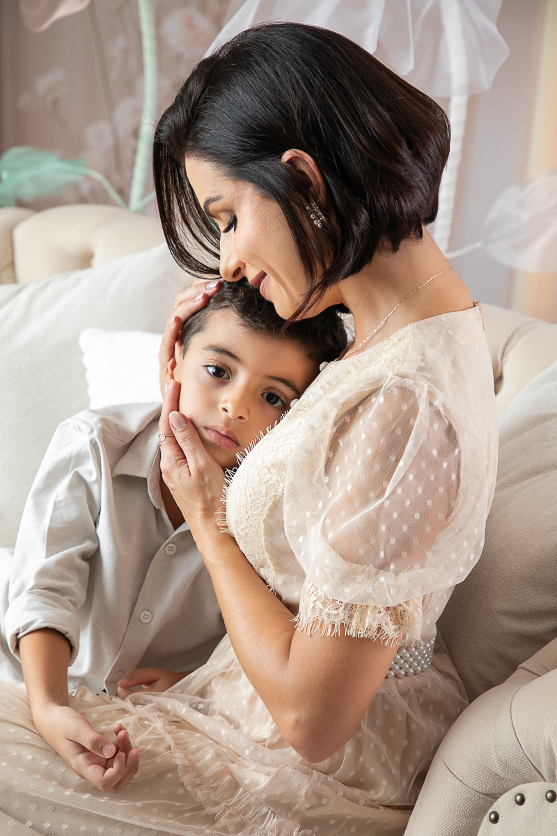 ensaio-fotografico-dia-das-maes-ensaio-dia-das-maes-cenario-do-dia-das-maes-inspiracao-de-cenario-fotografico-de-dia-das-maes-amor-de-mae-maternar-melhor-fotografo-de-barbacena-estudio-fotografico-em-barbacena-isabela-lobato-fotografia-dia-das-maes-2026