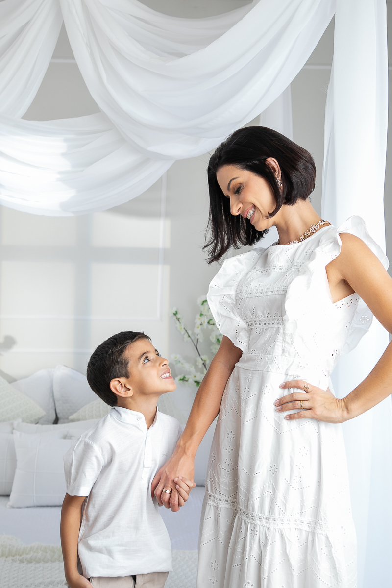 ensaio-fotografico-dia-das-maes-ensaio-dia-das-maes-cenario-do-dia-das-maes-inspiracao-de-cenario-fotografico-de-dia-das-maes-amor-de-mae-maternar-melhor-fotografo-de-barbacena-estudio-fotografico-em-barbacena-isabela-lobato-fotografia-dia-das-maes-2026