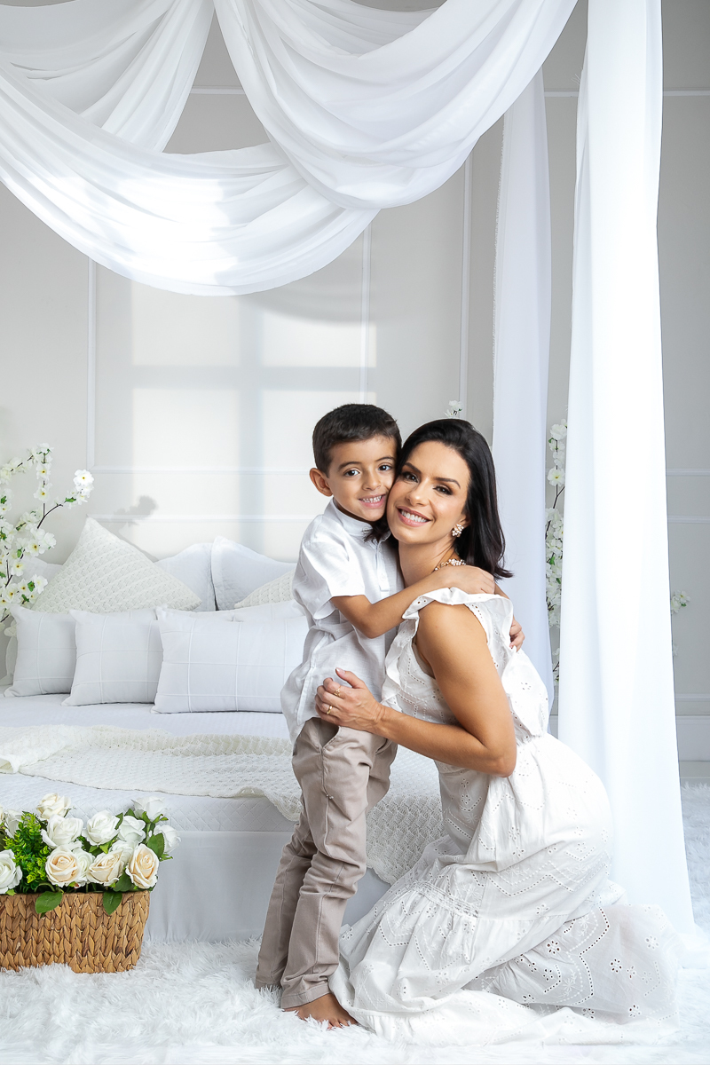 ensaio-fotografico-dia-das-maes-ensaio-dia-das-maes-cenario-do-dia-das-maes-inspiracao-de-cenario-fotografico-de-dia-das-maes-amor-de-mae-maternar-melhor-fotografo-de-barbacena-estudio-fotografico-em-barbacena-isabela-lobato-fotografia-dia-das-maes-2026