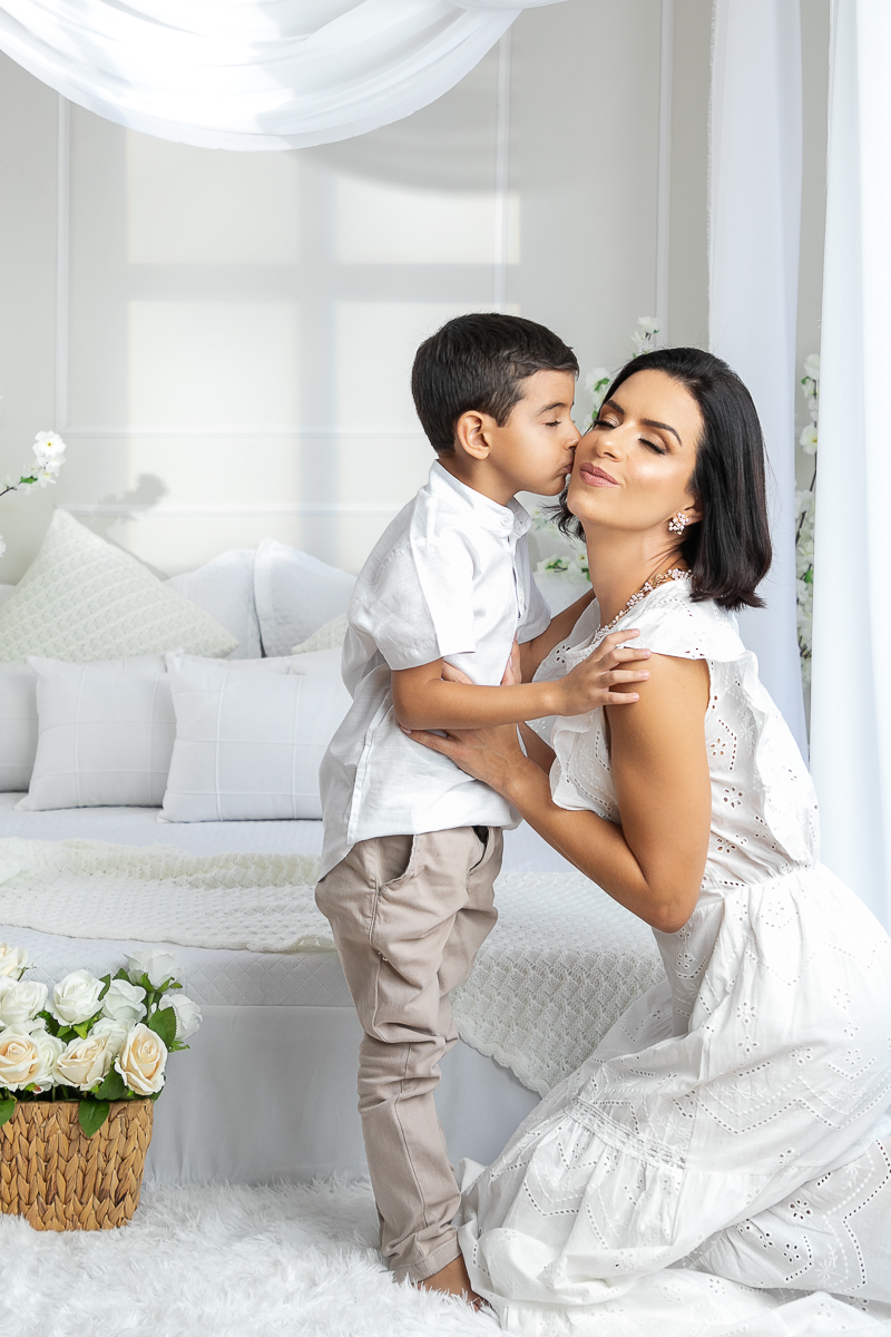 ensaio-fotografico-dia-das-maes-ensaio-dia-das-maes-cenario-do-dia-das-maes-inspiracao-de-cenario-fotografico-de-dia-das-maes-amor-de-mae-maternar-melhor-fotografo-de-barbacena-estudio-fotografico-em-barbacena-isabela-lobato-fotografia-dia-das-maes-2026