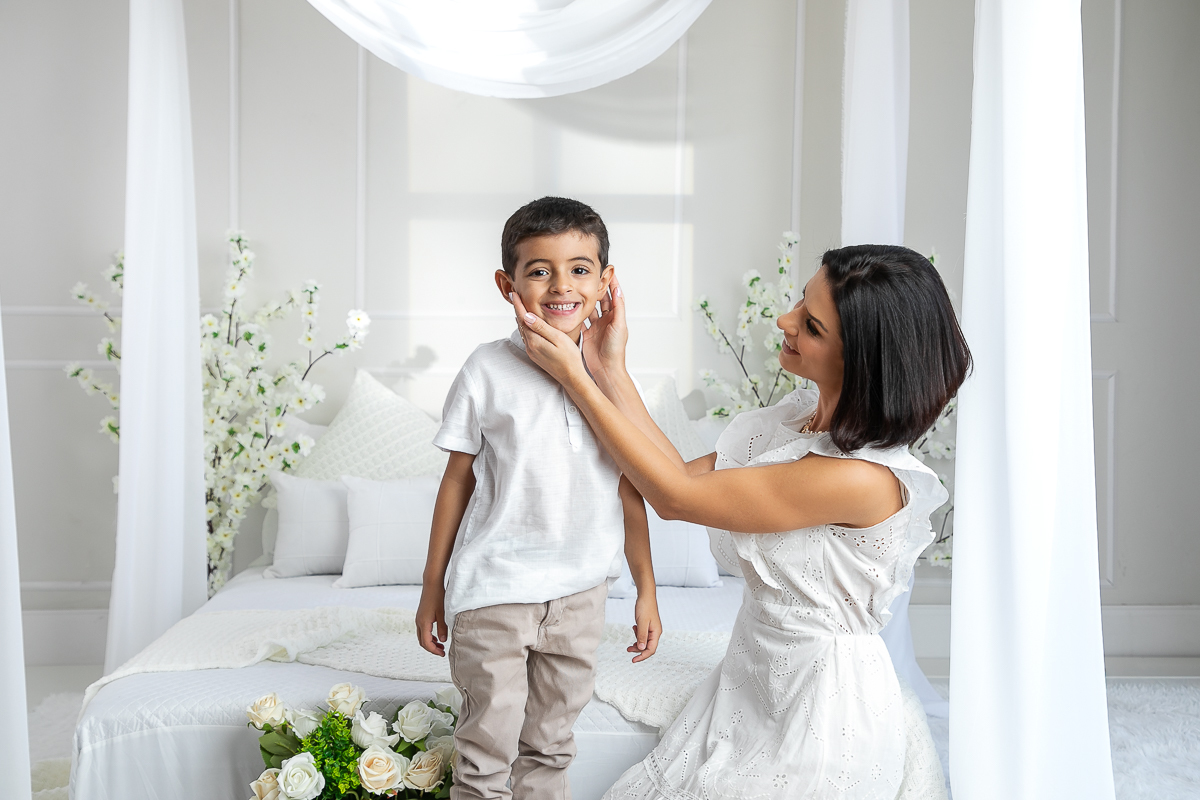 ensaio-fotografico-dia-das-maes-ensaio-dia-das-maes-cenario-do-dia-das-maes-inspiracao-de-cenario-fotografico-de-dia-das-maes-amor-de-mae-maternar-melhor-fotografo-de-barbacena-estudio-fotografico-em-barbacena-isabela-lobato-fotografia-dia-das-maes-2026