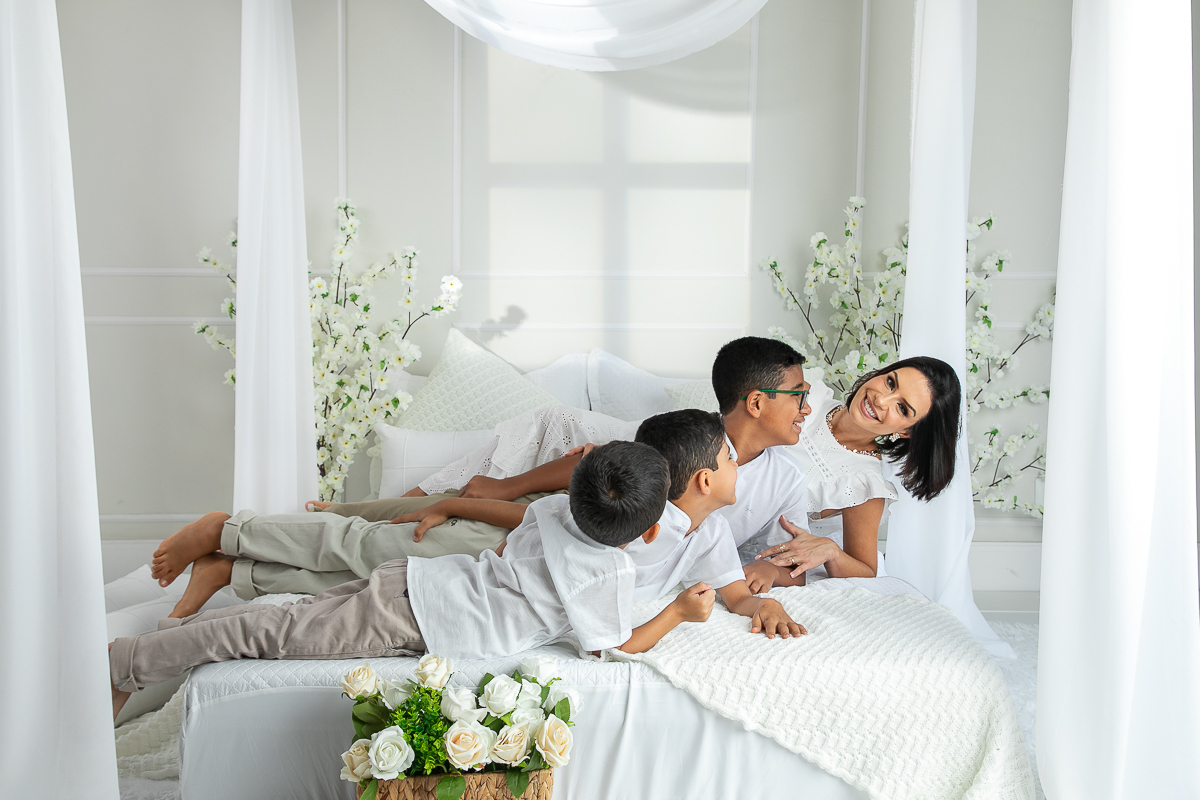 ensaio-fotografico-dia-das-maes-ensaio-dia-das-maes-cenario-do-dia-das-maes-inspiracao-de-cenario-fotografico-de-dia-das-maes-amor-de-mae-maternar-melhor-fotografo-de-barbacena-estudio-fotografico-em-barbacena-isabela-lobato-fotografia-dia-das-maes-2026