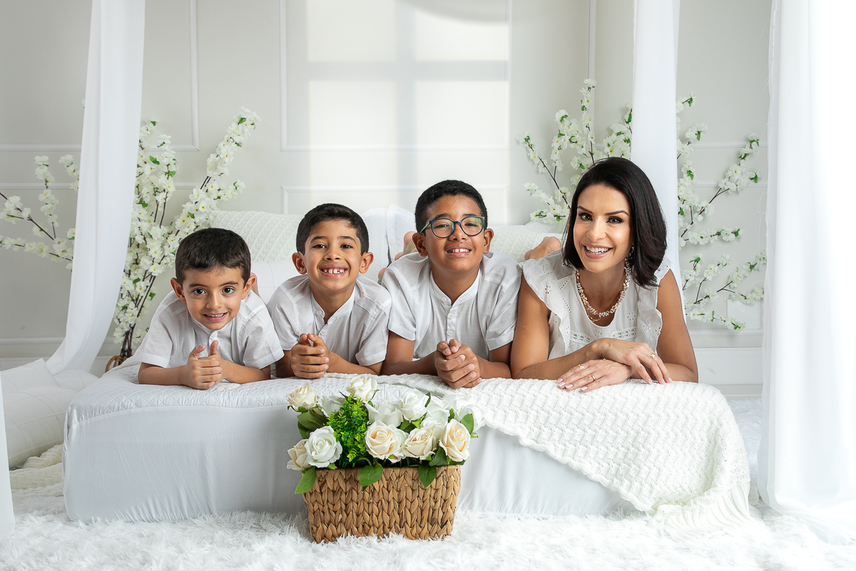 ensaio-fotografico-dia-das-maes-ensaio-dia-das-maes-cenario-do-dia-das-maes-inspiracao-de-cenario-fotografico-de-dia-das-maes-amor-de-mae-maternar-melhor-fotografo-de-barbacena-estudio-fotografico-em-barbacena-isabela-lobato-fotografia-dia-das-maes-2026