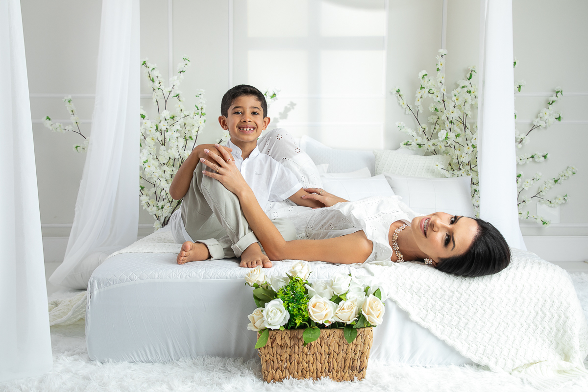 ensaio-fotografico-dia-das-maes-ensaio-dia-das-maes-cenario-do-dia-das-maes-inspiracao-de-cenario-fotografico-de-dia-das-maes-amor-de-mae-maternar-melhor-fotografo-de-barbacena-estudio-fotografico-em-barbacena-isabela-lobato-fotografia-dia-das-maes-2026