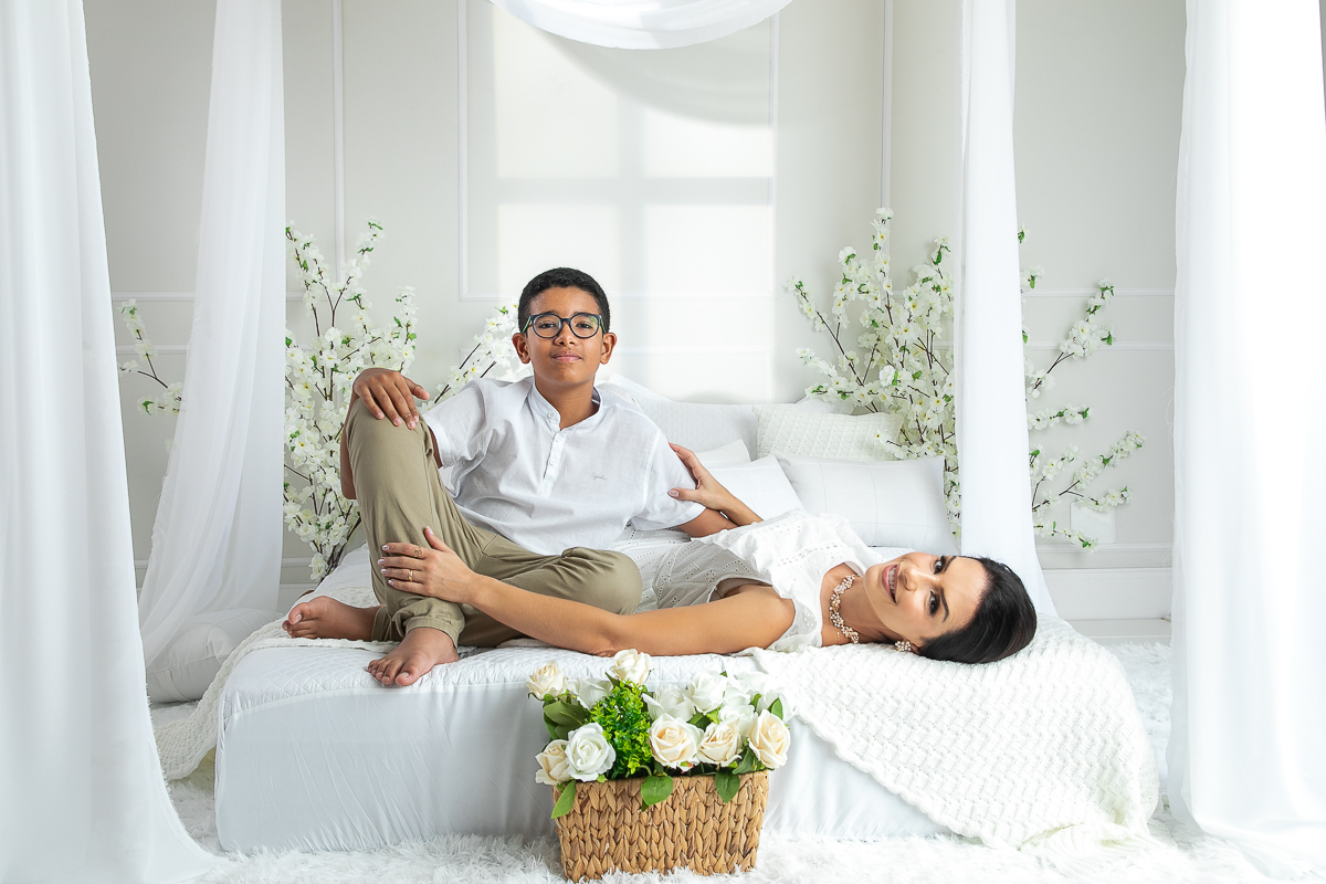 ensaio-fotografico-dia-das-maes-ensaio-dia-das-maes-cenario-do-dia-das-maes-inspiracao-de-cenario-fotografico-de-dia-das-maes-amor-de-mae-maternar-melhor-fotografo-de-barbacena-estudio-fotografico-em-barbacena-isabela-lobato-fotografia-dia-das-maes-2026