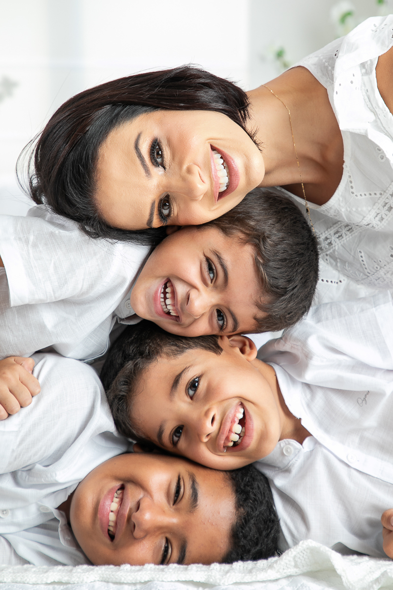 ensaio-fotografico-dia-das-maes-ensaio-dia-das-maes-cenario-do-dia-das-maes-inspiracao-de-cenario-fotografico-de-dia-das-maes-amor-de-mae-maternar-melhor-fotografo-de-barbacena-estudio-fotografico-em-barbacena-isabela-lobato-fotografia-dia-das-maes-2026