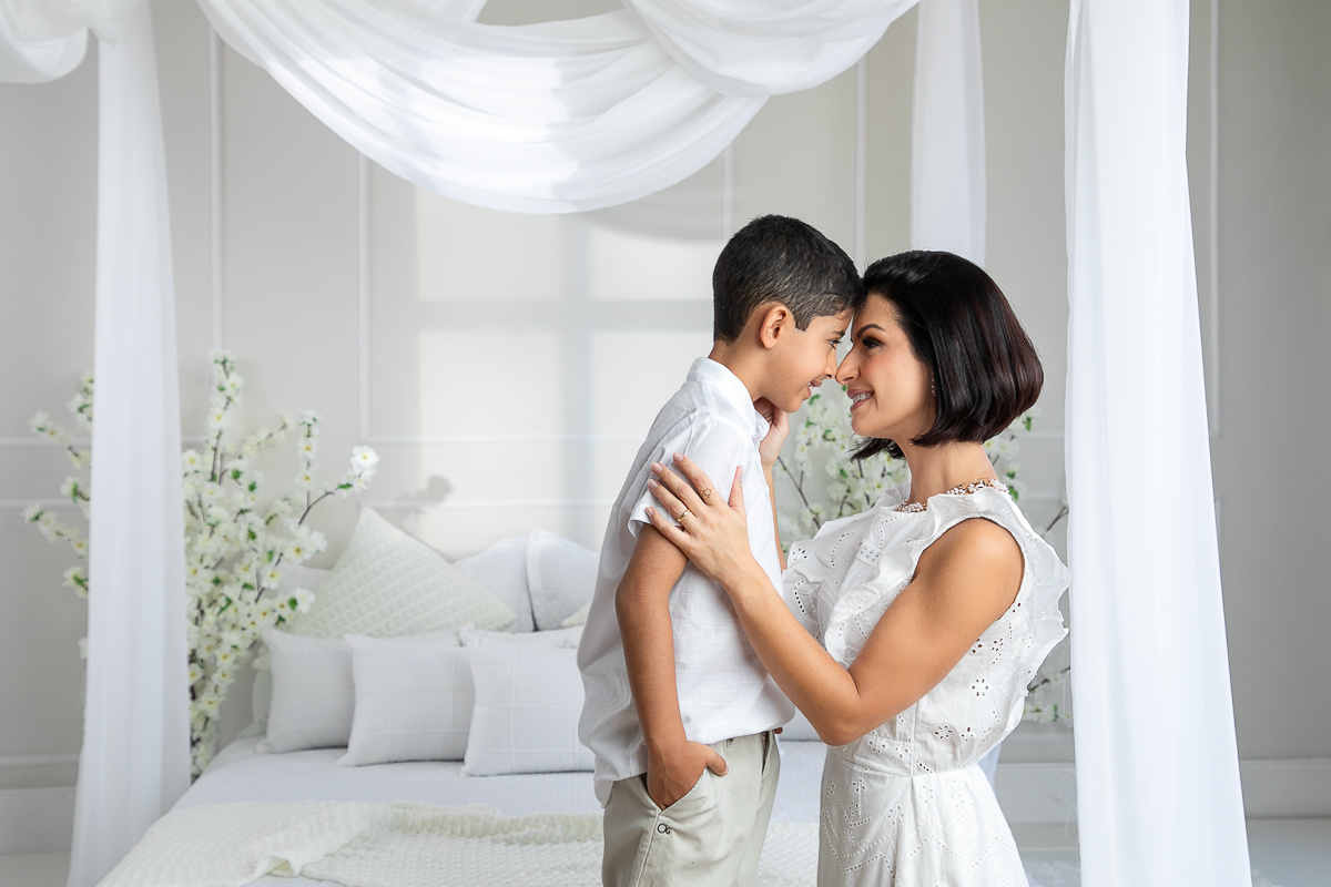 ensaio-fotografico-dia-das-maes-ensaio-dia-das-maes-cenario-do-dia-das-maes-inspiracao-de-cenario-fotografico-de-dia-das-maes-amor-de-mae-maternar-melhor-fotografo-de-barbacena-estudio-fotografico-em-barbacena-isabela-lobato-fotografia-dia-das-maes-2026