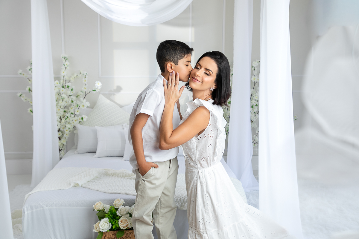 ensaio-fotografico-dia-das-maes-ensaio-dia-das-maes-cenario-do-dia-das-maes-inspiracao-de-cenario-fotografico-de-dia-das-maes-amor-de-mae-maternar-melhor-fotografo-de-barbacena-estudio-fotografico-em-barbacena-isabela-lobato-fotografia-dia-das-maes-2026