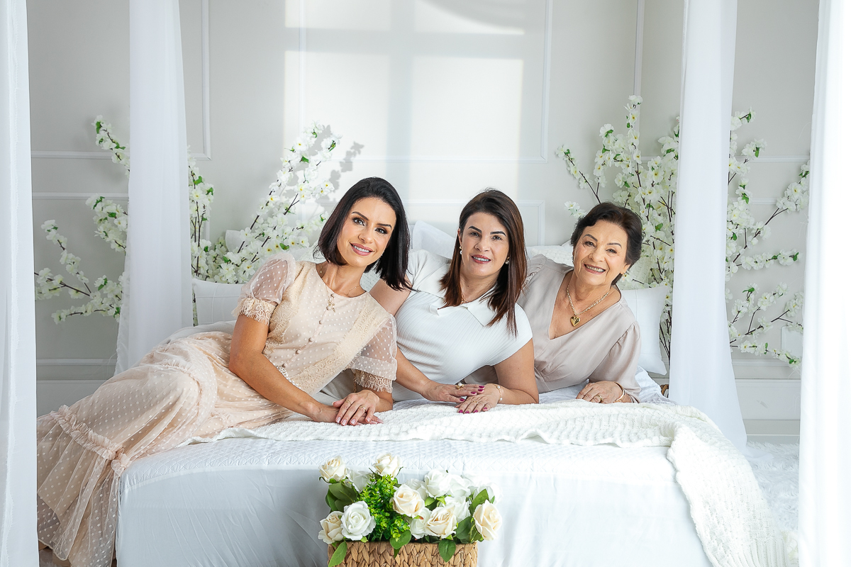 ensaio-fotografico-dia-das-maes-ensaio-dia-das-maes-cenario-do-dia-das-maes-inspiracao-de-cenario-fotografico-de-dia-das-maes-amor-de-mae-maternar-melhor-fotografo-de-barbacena-estudio-fotografico-em-barbacena-isabela-lobato-fotografia-dia-das-maes-2026