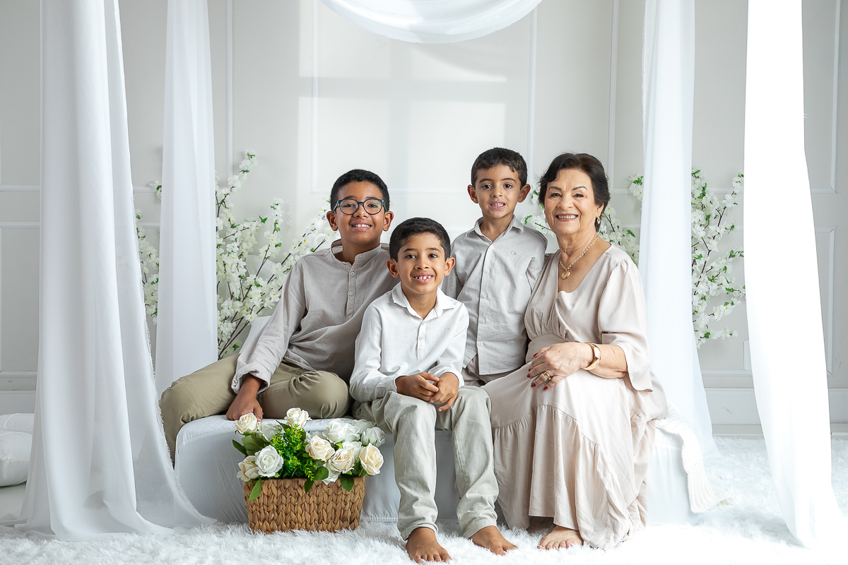 ensaio-fotografico-dia-das-maes-ensaio-dia-das-maes-cenario-do-dia-das-maes-inspiracao-de-cenario-fotografico-de-dia-das-maes-amor-de-mae-maternar-melhor-fotografo-de-barbacena-estudio-fotografico-em-barbacena-isabela-lobato-fotografia-dia-das-maes-2026