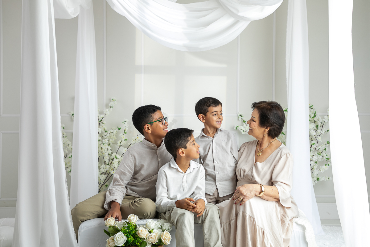 ensaio-fotografico-dia-das-maes-ensaio-dia-das-maes-cenario-do-dia-das-maes-inspiracao-de-cenario-fotografico-de-dia-das-maes-amor-de-mae-maternar-melhor-fotografo-de-barbacena-estudio-fotografico-em-barbacena-isabela-lobato-fotografia-dia-das-maes-2026