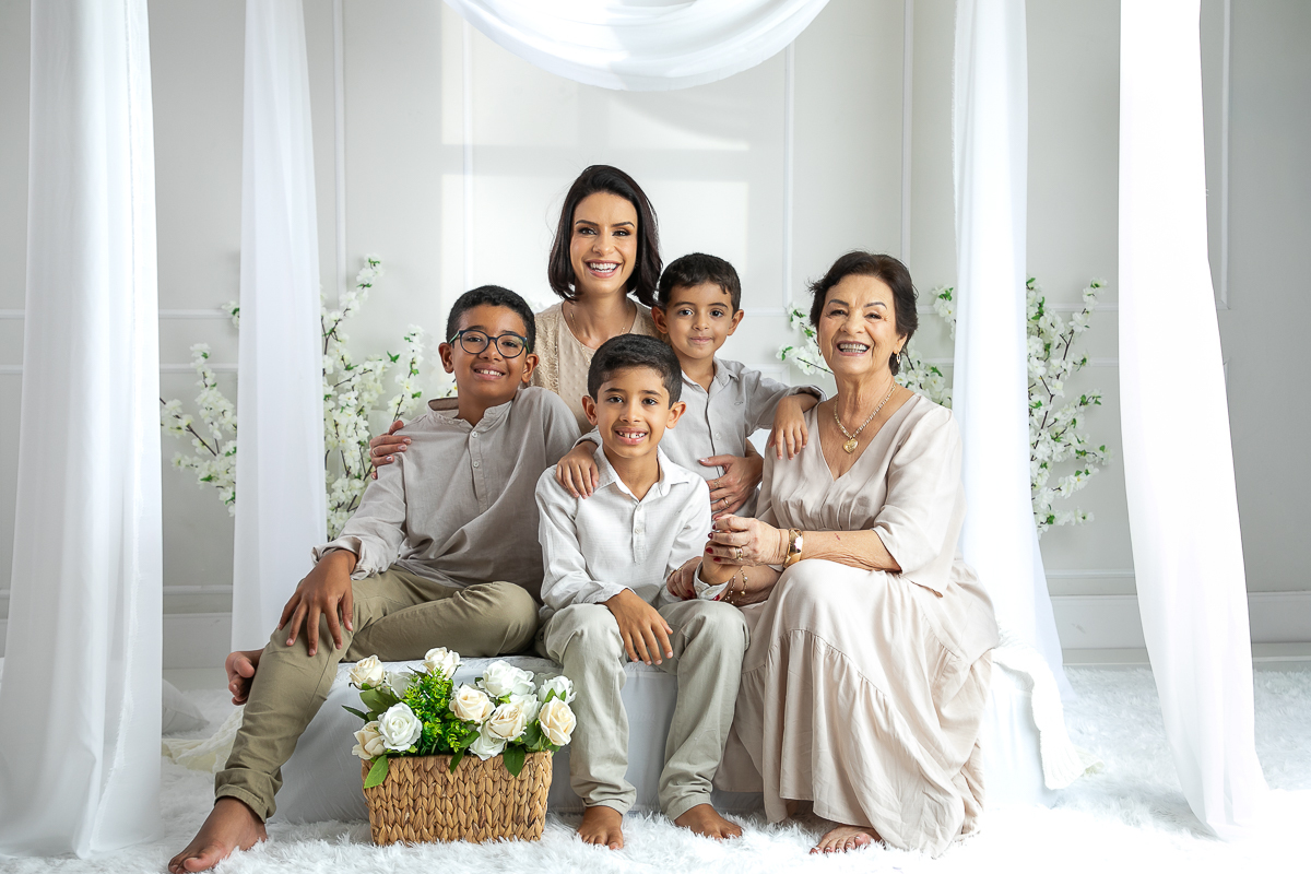 ensaio-fotografico-dia-das-maes-ensaio-dia-das-maes-cenario-do-dia-das-maes-inspiracao-de-cenario-fotografico-de-dia-das-maes-amor-de-mae-maternar-melhor-fotografo-de-barbacena-estudio-fotografico-em-barbacena-isabela-lobato-fotografia-dia-das-maes-2026