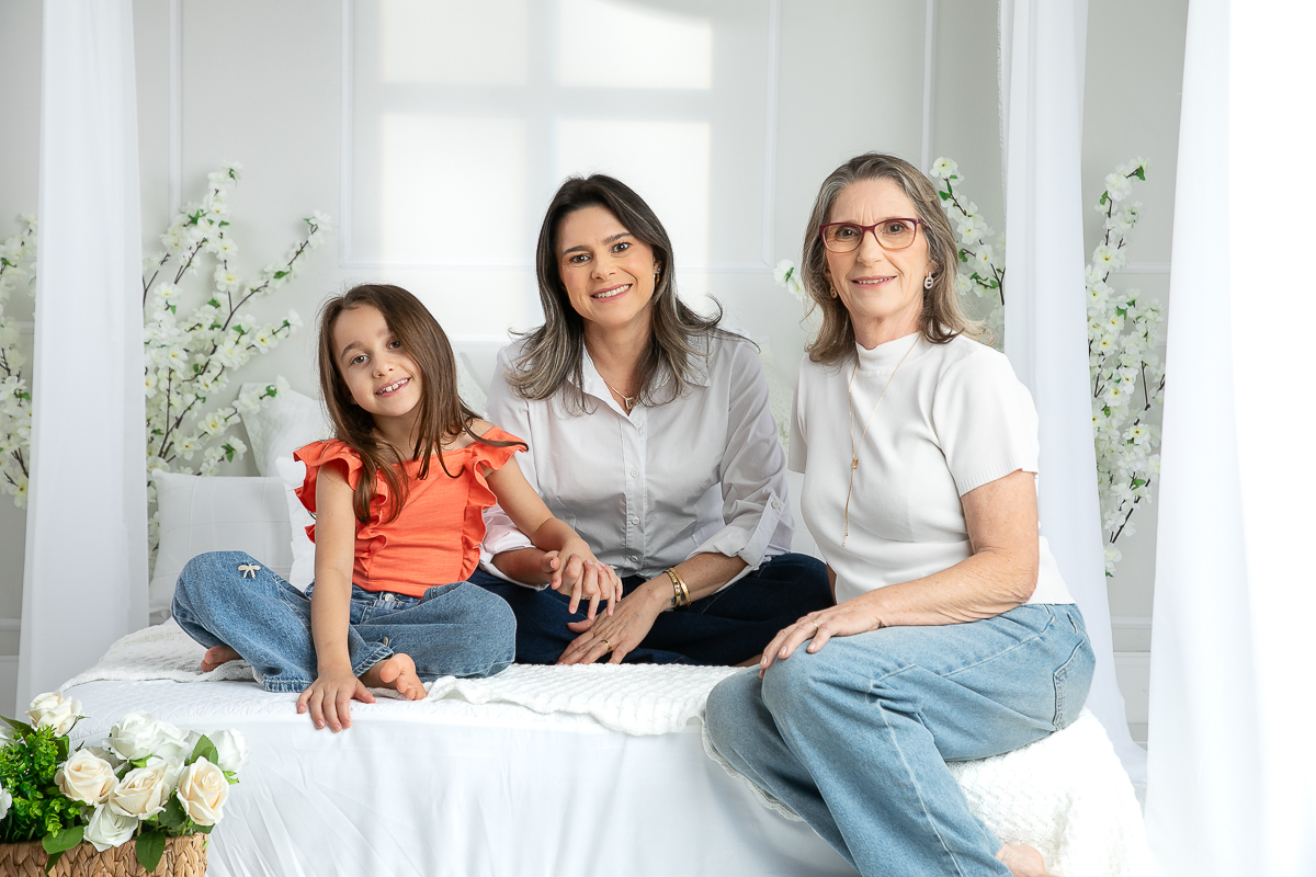 ensaio-fotografico-dia-das-maes-ensaio-dia-das-maes-cenario-do-dia-das-maes-inspiracao-de-cenario-fotografico-de-dia-das-maes-amor-de-mae-maternar-melhor-fotografo-de-barbacena-estudio-fotografico-em-barbacena-isabela-lobato-fotografia-dia-das-maes-2026