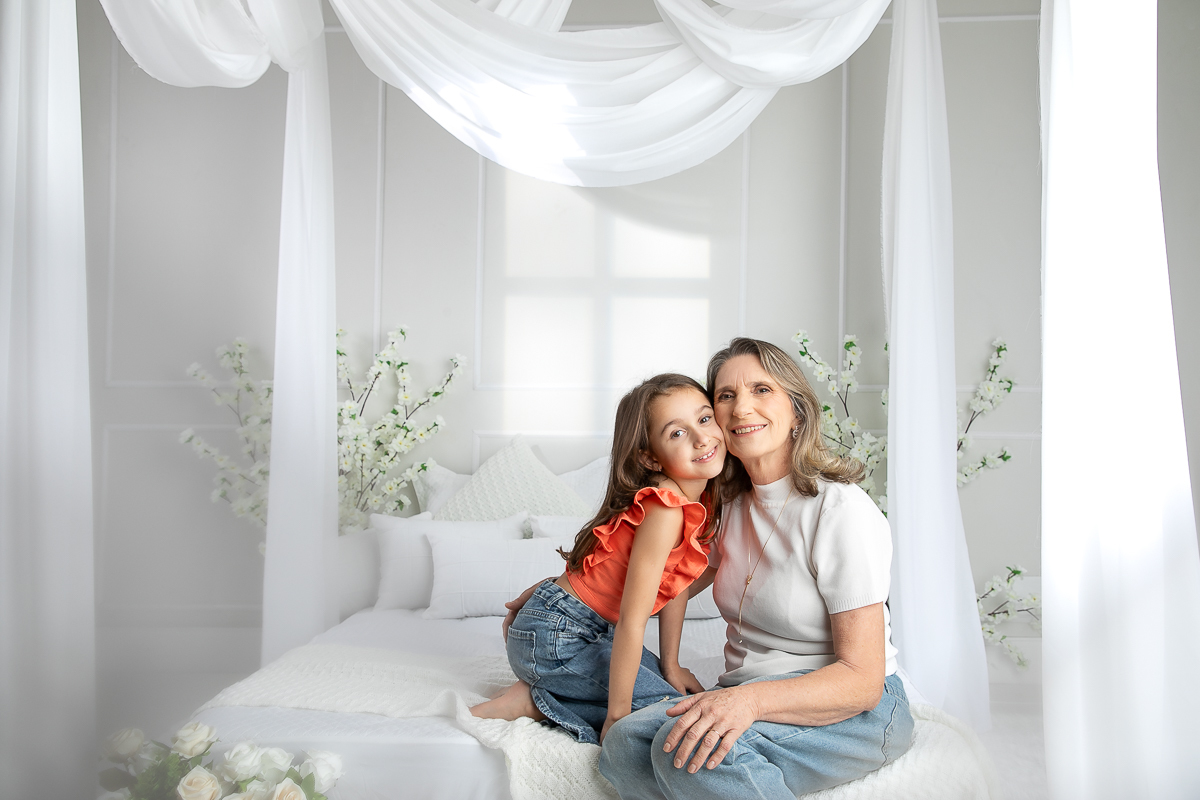 ensaio-fotografico-dia-das-maes-ensaio-dia-das-maes-cenario-do-dia-das-maes-inspiracao-de-cenario-fotografico-de-dia-das-maes-amor-de-mae-maternar-melhor-fotografo-de-barbacena-estudio-fotografico-em-barbacena-isabela-lobato-fotografia-dia-das-maes-2026