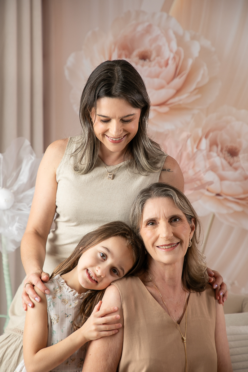 ensaio-fotografico-dia-das-maes-ensaio-dia-das-maes-cenario-do-dia-das-maes-inspiracao-de-cenario-fotografico-de-dia-das-maes-amor-de-mae-maternar-melhor-fotografo-de-barbacena-estudio-fotografico-em-barbacena-isabela-lobato-fotografia-dia-das-maes-2026