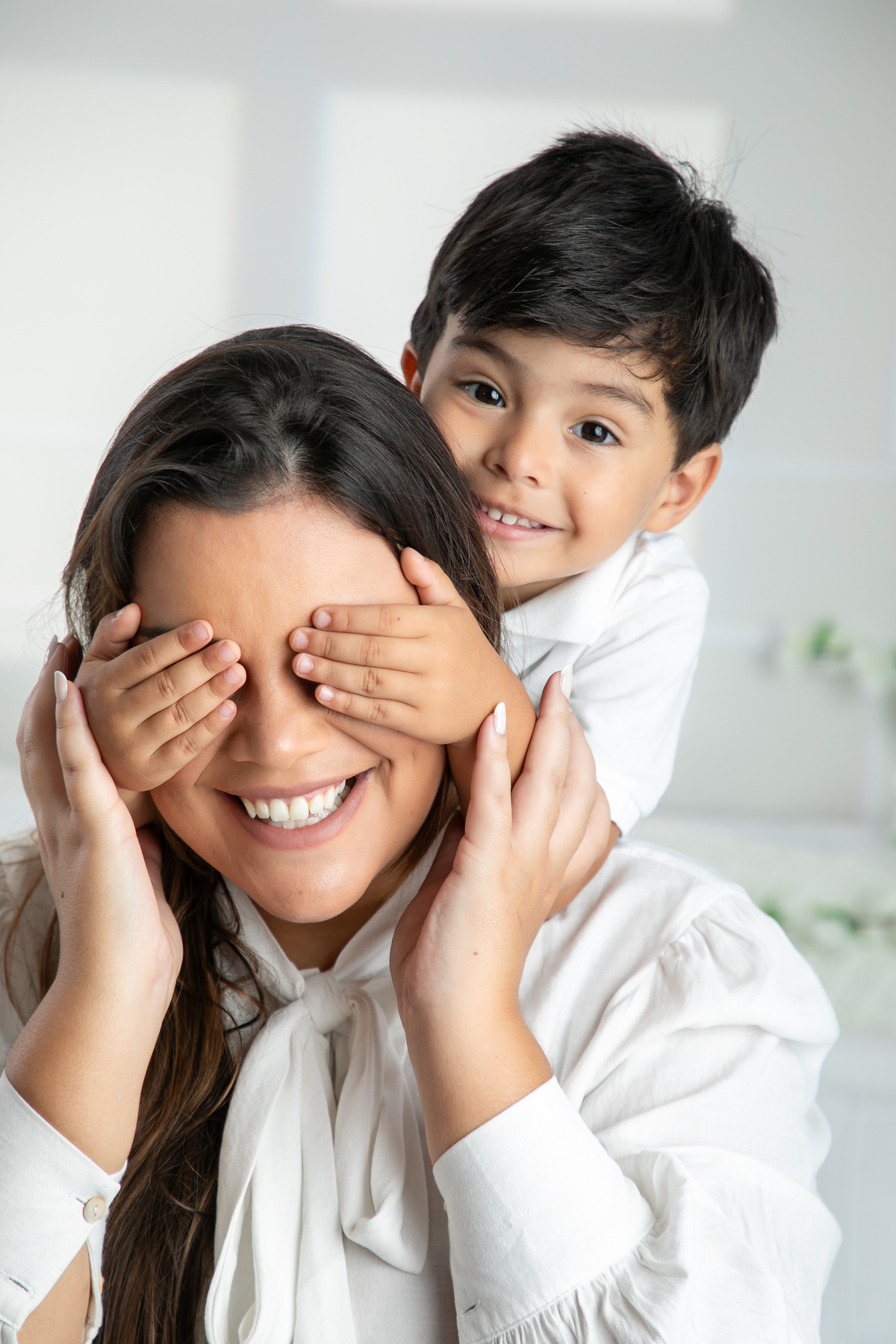 ensaio-fotografico-dia-das-maes-ensaio-dia-das-maes-cenario-do-dia-das-maes-inspiracao-de-cenario-fotografico-de-dia-das-maes-amor-de-mae-maternar-melhor-fotografo-de-barbacena-estudio-fotografico-em-barbacena-isabela-lobato-fotografia-dia-das-maes-2026