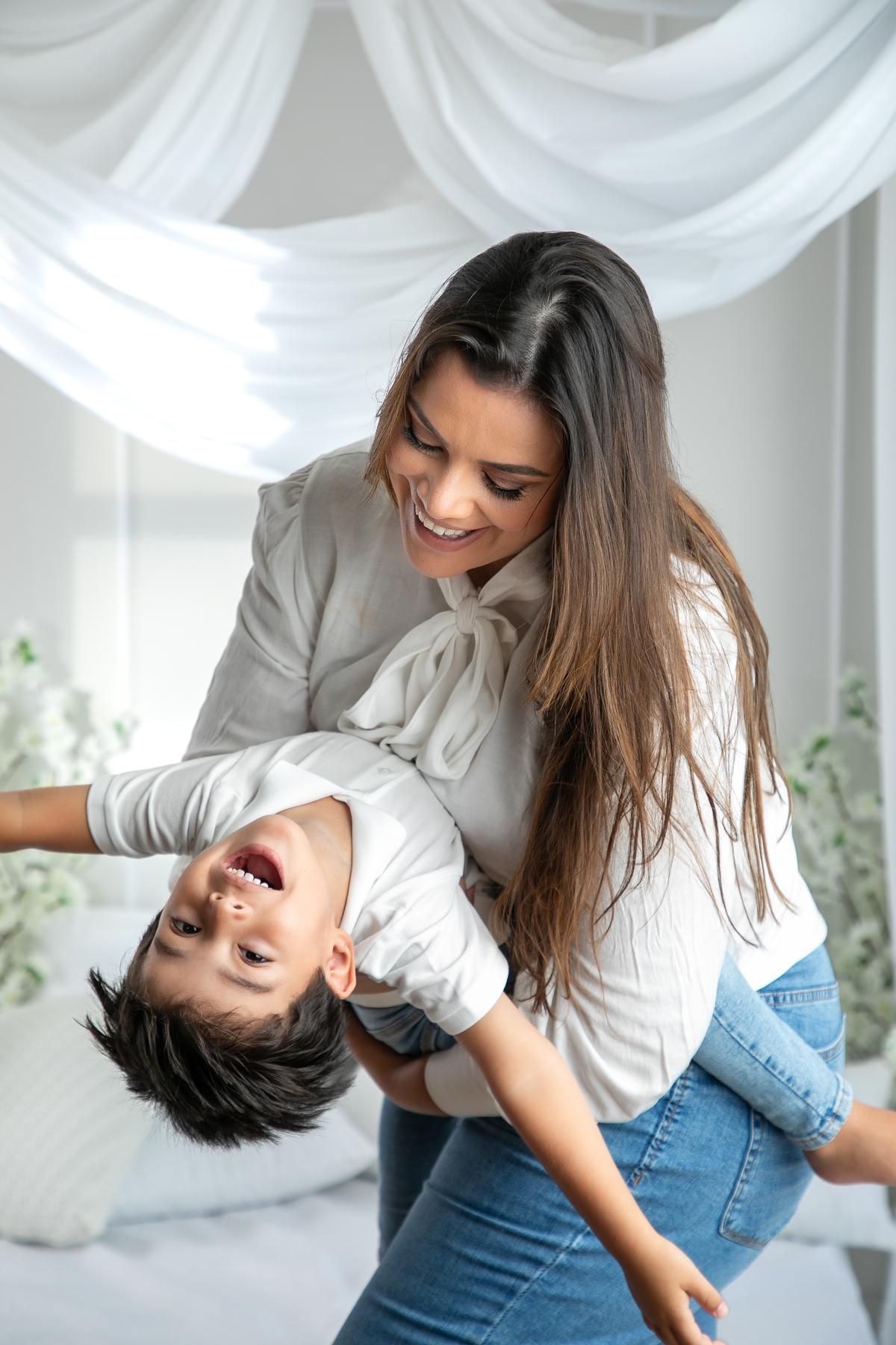 ensaio-fotografico-dia-das-maes-ensaio-dia-das-maes-cenario-do-dia-das-maes-inspiracao-de-cenario-fotografico-de-dia-das-maes-amor-de-mae-maternar-melhor-fotografo-de-barbacena-estudio-fotografico-em-barbacena-isabela-lobato-fotografia-dia-das-maes-2026