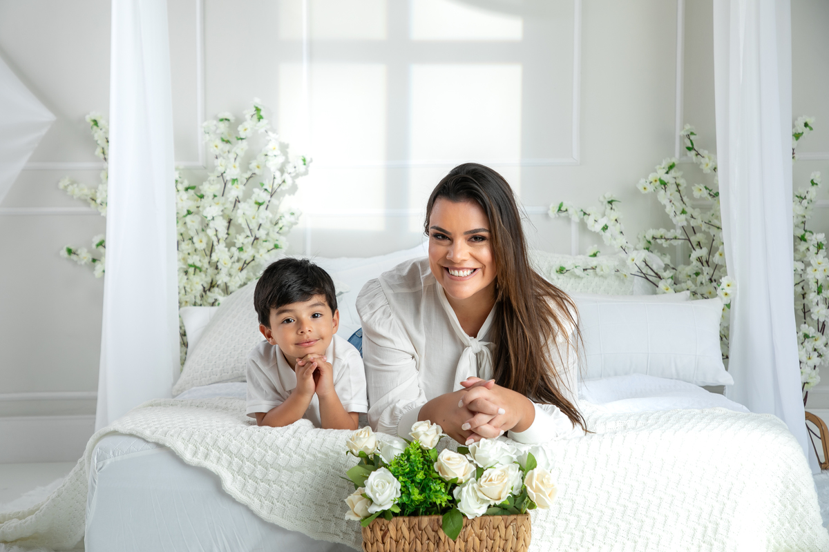 ensaio-fotografico-dia-das-maes-ensaio-dia-das-maes-cenario-do-dia-das-maes-inspiracao-de-cenario-fotografico-de-dia-das-maes-amor-de-mae-maternar-melhor-fotografo-de-barbacena-estudio-fotografico-em-barbacena-isabela-lobato-fotografia-dia-das-maes-2026