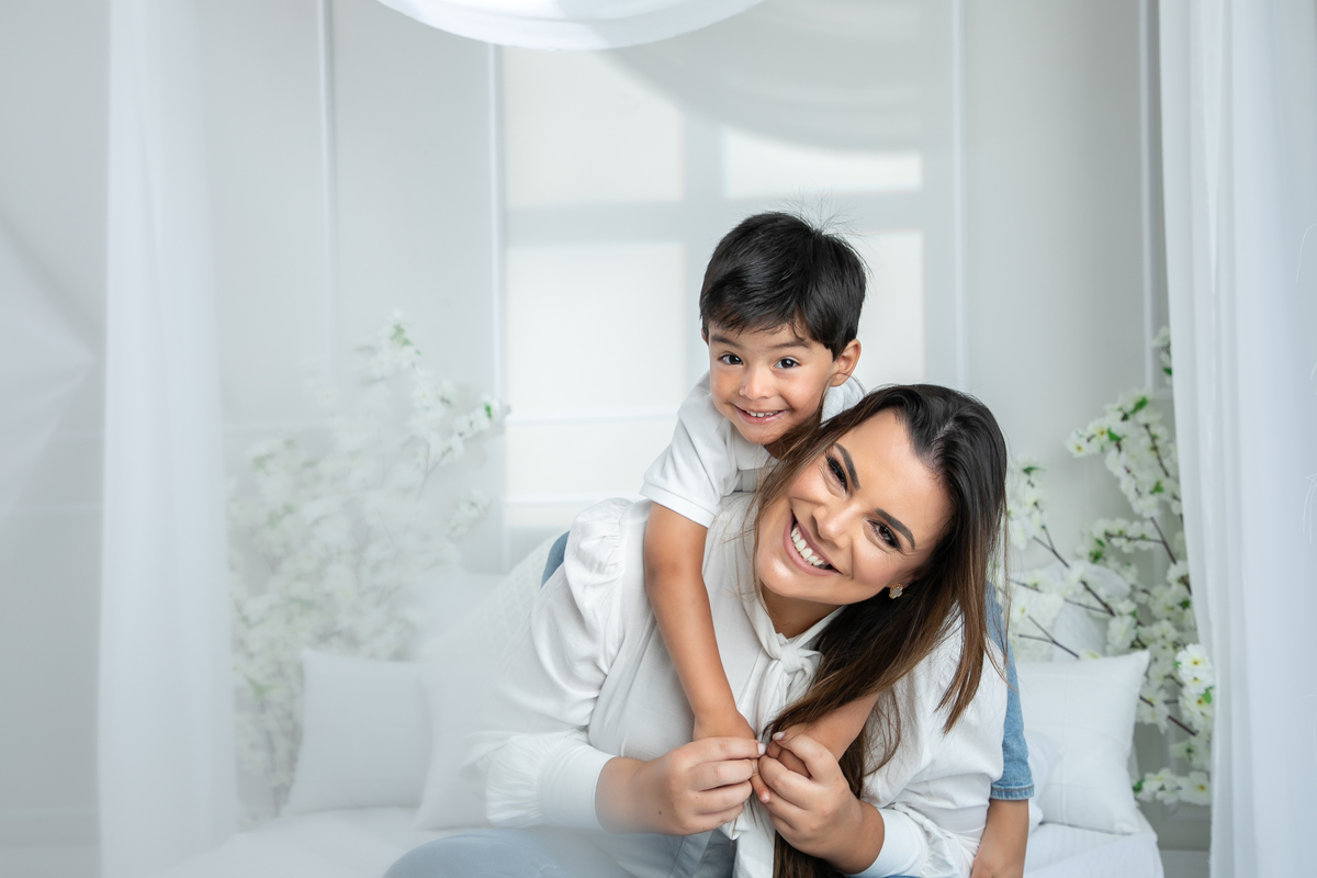 ensaio-fotografico-dia-das-maes-ensaio-dia-das-maes-cenario-do-dia-das-maes-inspiracao-de-cenario-fotografico-de-dia-das-maes-amor-de-mae-maternar-melhor-fotografo-de-barbacena-estudio-fotografico-em-barbacena-isabela-lobato-fotografia-dia-das-maes-2026