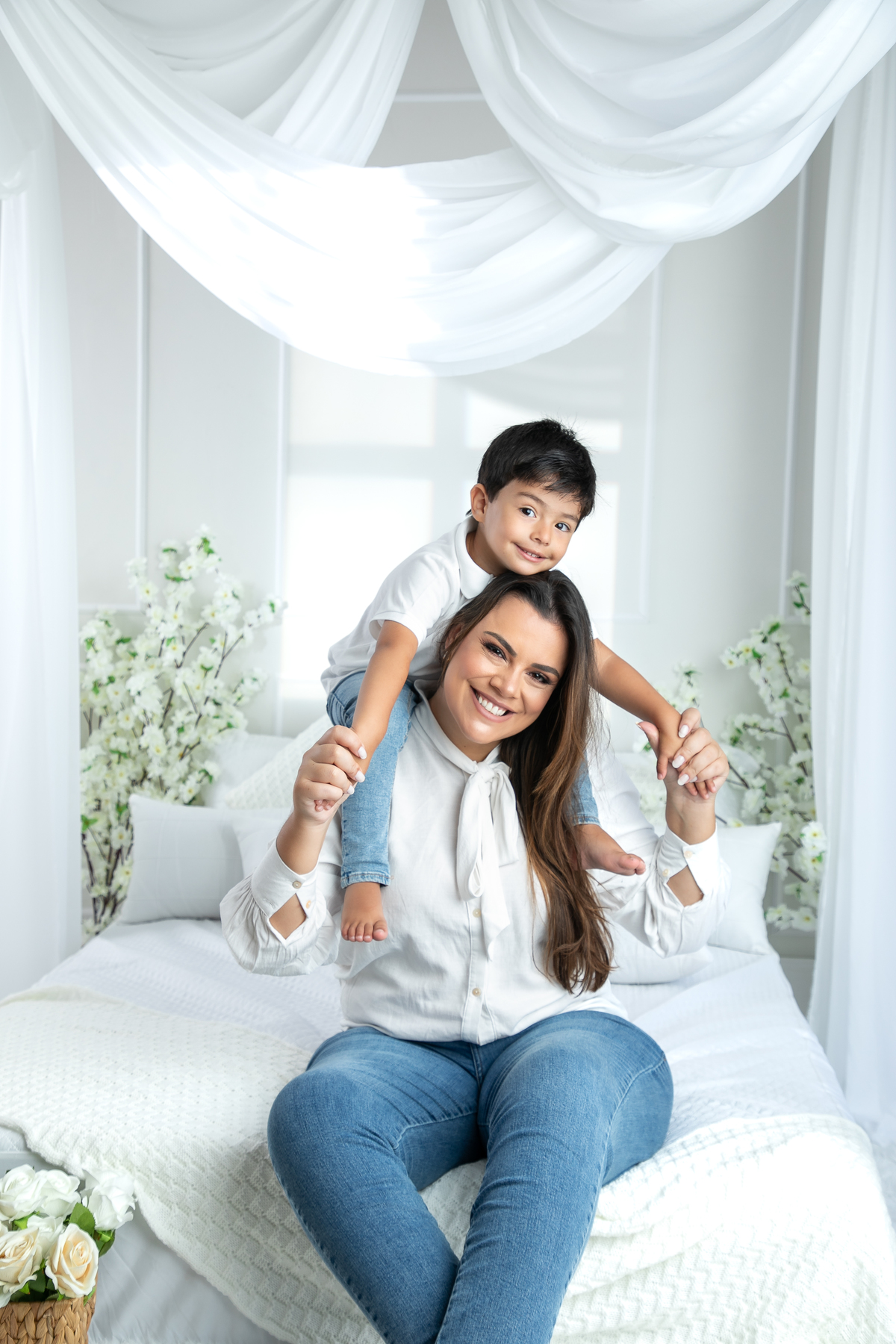 ensaio-fotografico-dia-das-maes-ensaio-dia-das-maes-cenario-do-dia-das-maes-inspiracao-de-cenario-fotografico-de-dia-das-maes-amor-de-mae-maternar-melhor-fotografo-de-barbacena-estudio-fotografico-em-barbacena-isabela-lobato-fotografia-dia-das-maes-2026