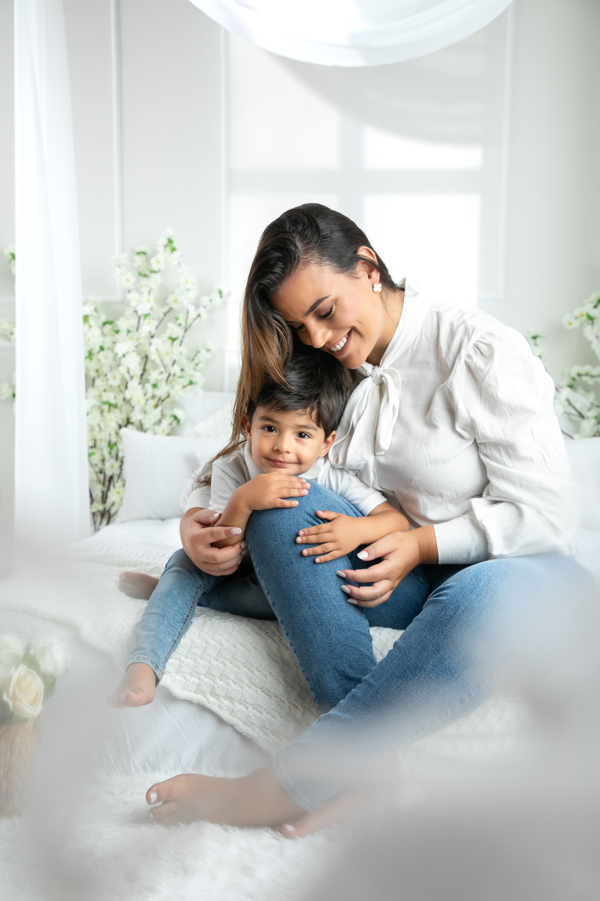 ensaio-fotografico-dia-das-maes-ensaio-dia-das-maes-cenario-do-dia-das-maes-inspiracao-de-cenario-fotografico-de-dia-das-maes-amor-de-mae-maternar-melhor-fotografo-de-barbacena-estudio-fotografico-em-barbacena-isabela-lobato-fotografia-dia-das-maes-2026