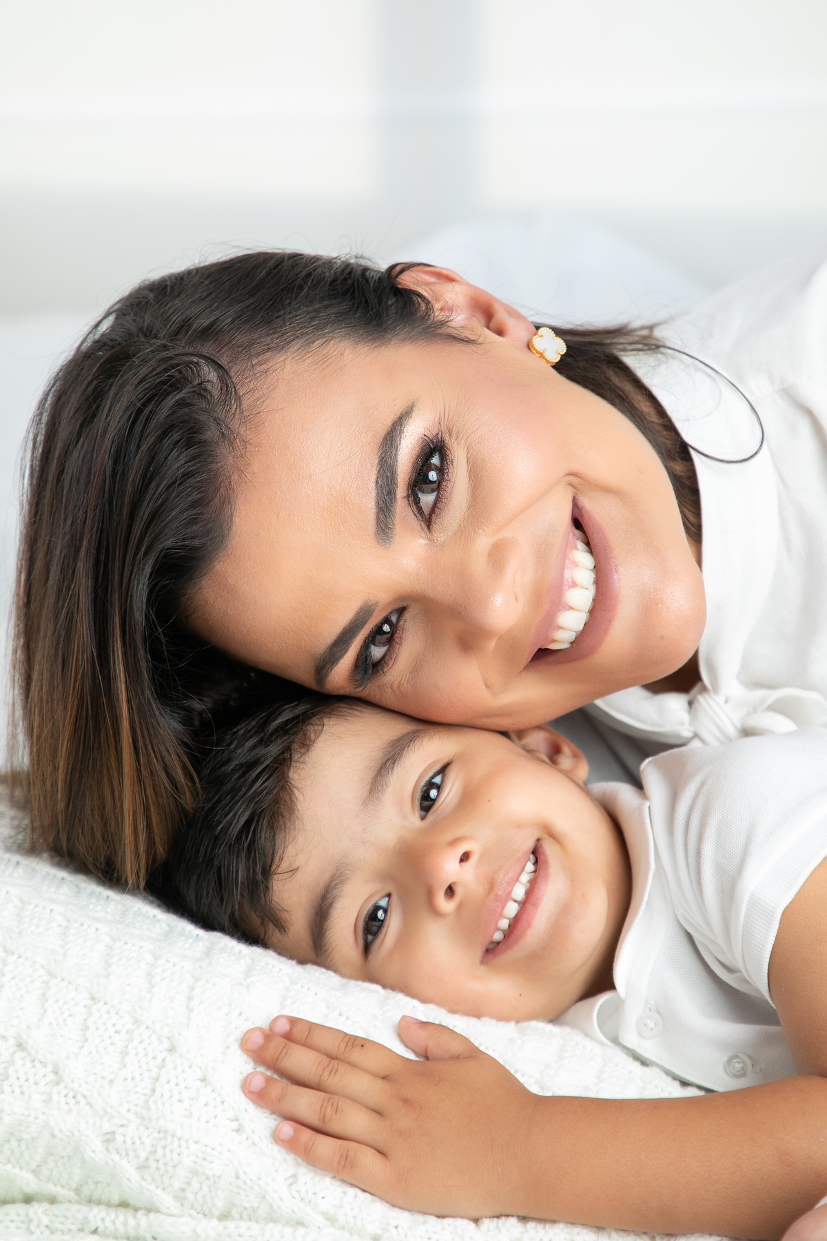 ensaio-fotografico-dia-das-maes-ensaio-dia-das-maes-cenario-do-dia-das-maes-inspiracao-de-cenario-fotografico-de-dia-das-maes-amor-de-mae-maternar-melhor-fotografo-de-barbacena-estudio-fotografico-em-barbacena-isabela-lobato-fotografia-dia-das-maes-2026