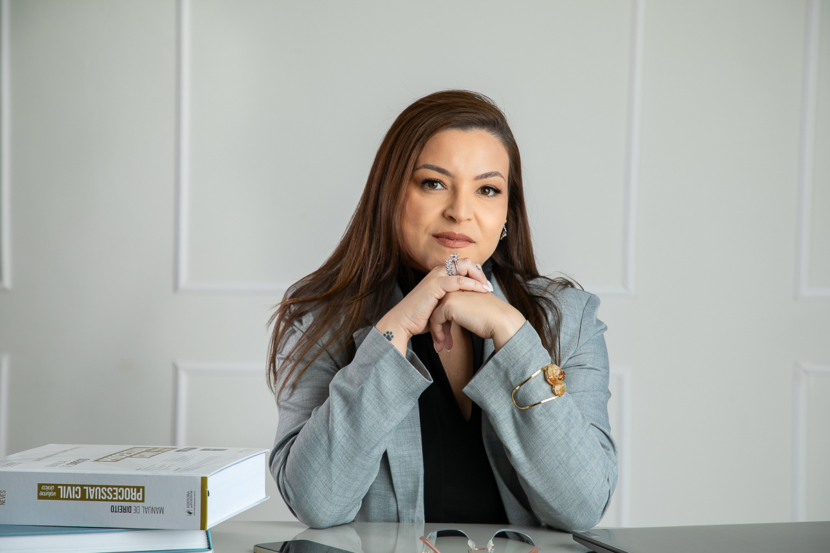 fotografa-de-retrato-corporativo-fotos-para-mkt-advogado-fotografo-que-trabalha-com-retrato-corporativo-em-barbacena-e-regiao-isabela-lobato-fotografia