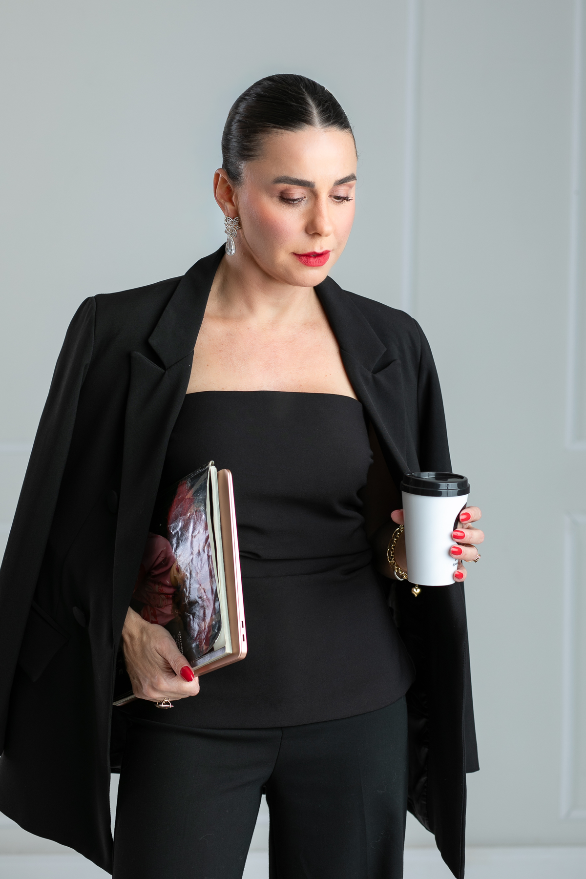 retrato-corporativo-consultora-de-modas-elegancia-sem-rotulos-curadoria-da-elegancia-imagem-e-posicionamento-retrato-corporativo-moda-e-beleza-elgancia-e-sofisticacao-fotografo-em-barbacena-mg-isabela-retrato-corporativo-consultora-de-molobato-fotograafia