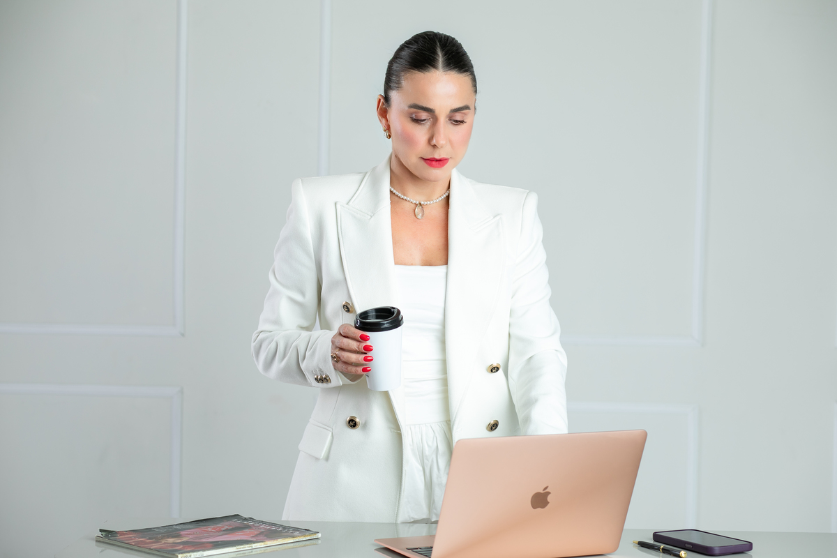 retrato-corporativo-consultora-de-modas-elegancia-sem-rotulos-curadoria-da-elegancia-imagem-e-posicionamento-retrato-corporativo-moda-e-beleza-elgancia-e-sofisticacao-fotografo-em-barbacena-mg-isabela-lobato-fotograafia