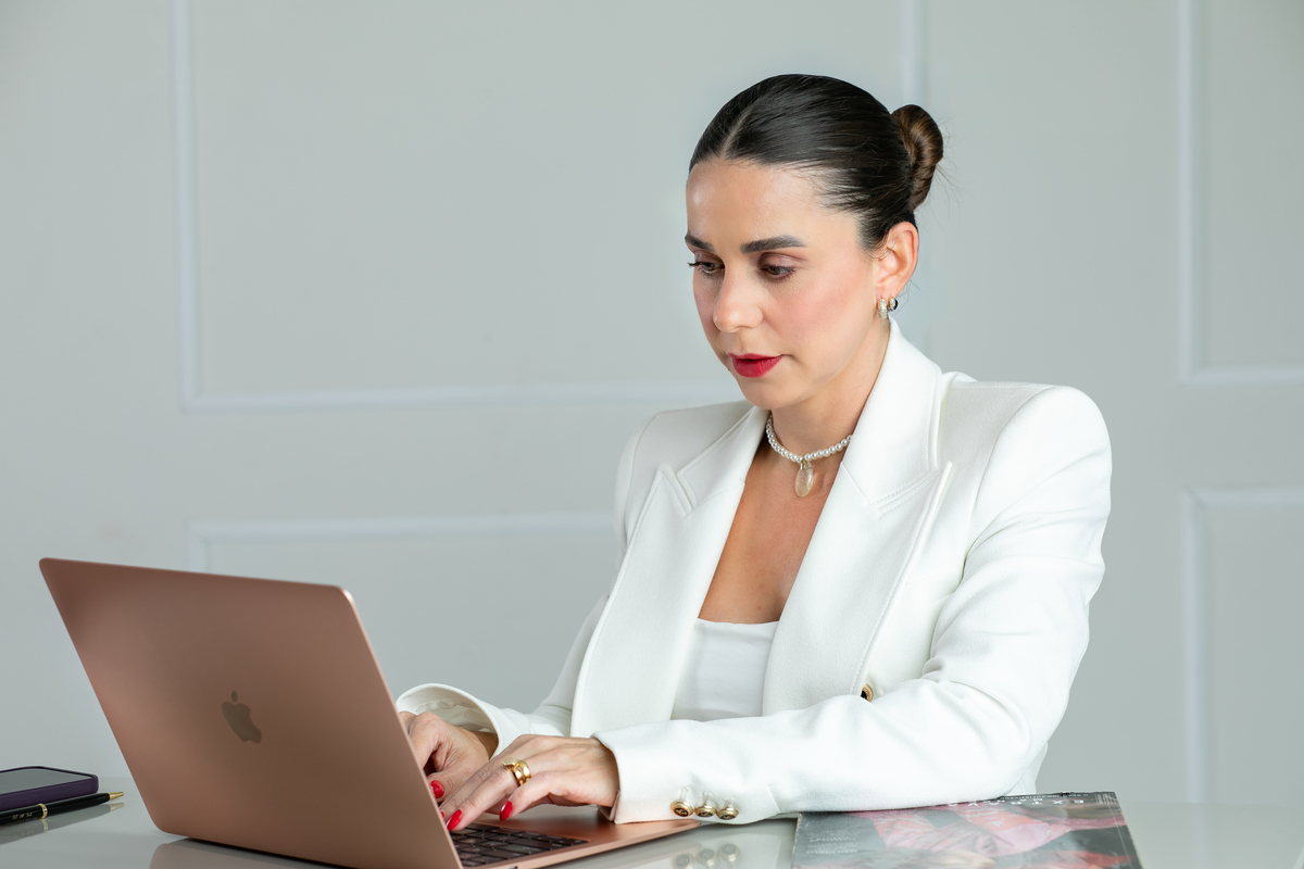 retrato-corporativo-consultora-de-modas-elegancia-sem-rotulos-curadoria-da-elegancia-imagem-e-posicionamento-retrato-corporativo-moda-e-beleza-elgancia-e-sofisticacao-fotografo-em-barbacena-mg-isabela-lobato-fotograafia