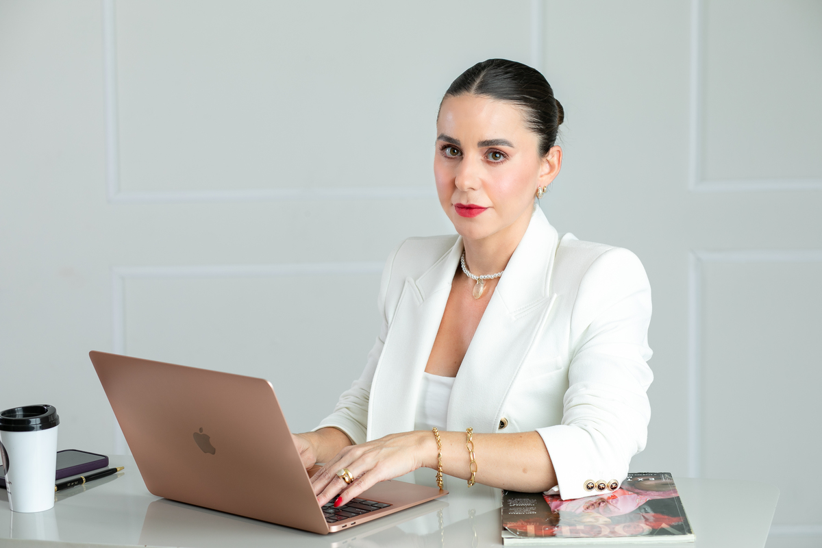 retrato-corporativo-consultora-de-modas-elegancia-sem-rotulos-curadoria-da-elegancia-imagem-e-posicionamento-retrato-corporativo-moda-e-beleza-elgancia-e-sofisticacao-fotografo-em-barbacena-mg-isabela-lobato-fotograafia