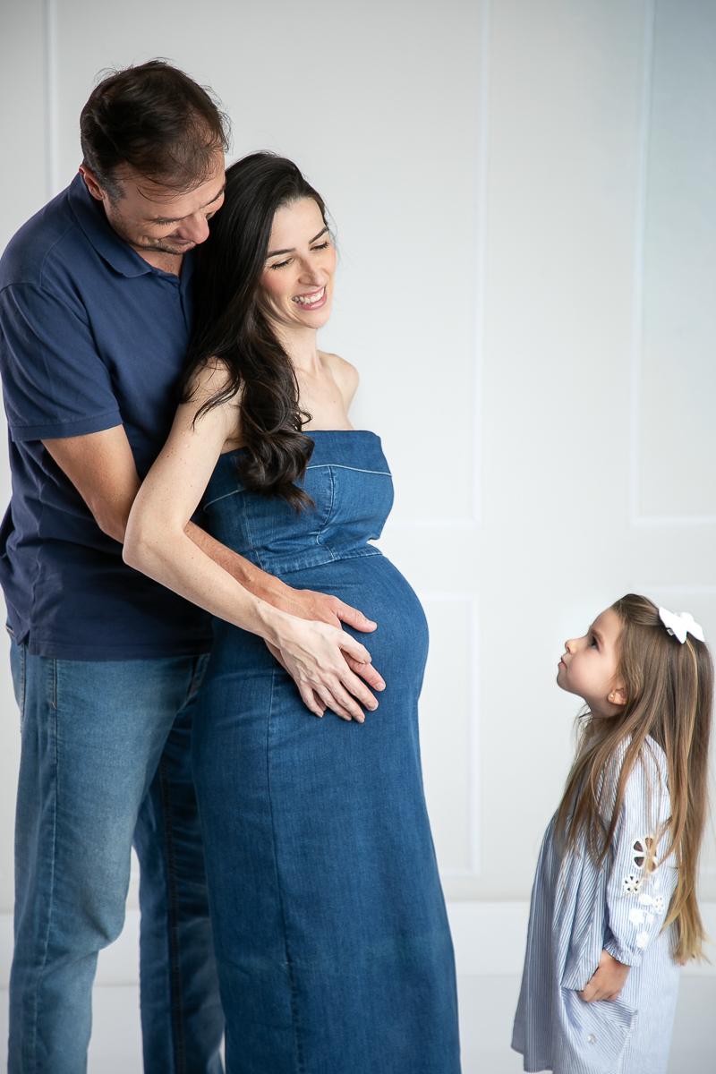 ensaio-fotografico-gestante-em-estudio-pregnancy-photo-shoot-studio-pregnancy-ensaio-gestante-com-flores-naturais-ideia-de-poses-para-foto-de-gestantes-ideia-de-roupas-para-ensaio-gestante-em-estudio-fotografa-de-gestante-em-barbacena-isabela-lobato-fotos