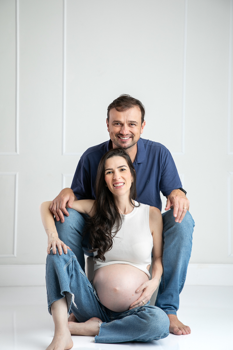 ensaio-fotografico-gestante-em-estudio-pregnancy-photo-shoot-studio-pregnancy-ensaio-gestante-com-flores-naturais-ideia-de-poses-para-foto-de-gestantes-ideia-de-roupas-para-ensaio-gestante-em-estudio-fotografa-de-gestante-em-barbacena-isabela-lobato-fotos