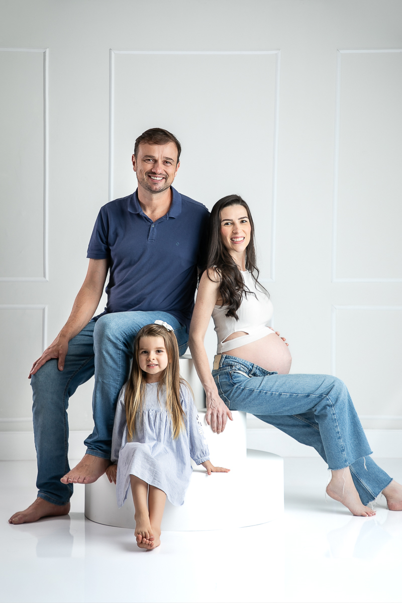 ensaio-fotografico-gestante-em-estudio-pregnancy-photo-shoot-studio-pregnancy-ensaio-gestante-com-flores-naturais-ideia-de-poses-para-foto-de-gestantes-ideia-de-roupas-para-ensaio-gestante-em-estudio-fotografa-de-gestante-em-barbacena-isabela-lobato-fotos