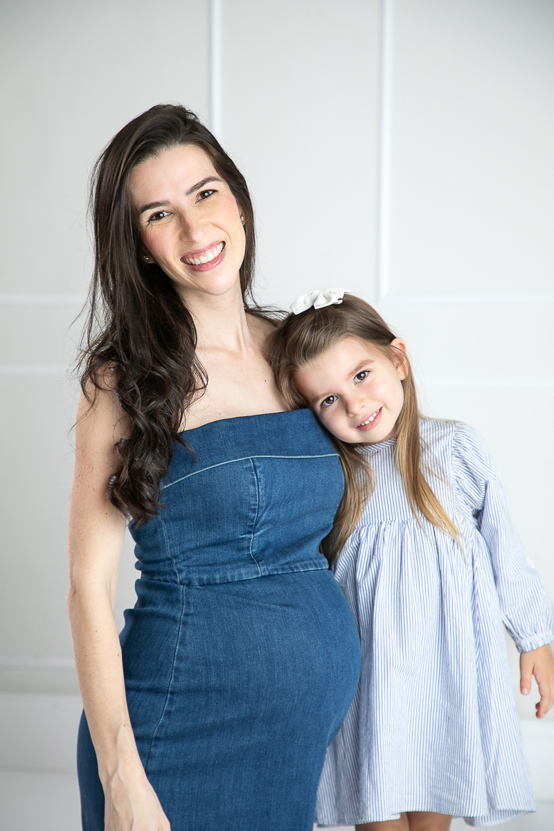 ensaio-fotografico-gestante-em-estudio-pregnancy-photo-shoot-studio-pregnancy-ensaio-gestante-com-flores-naturais-ideia-de-poses-para-foto-de-gestantes-ideia-de-roupas-para-ensaio-gestante-em-estudio-fotografa-de-gestante-em-barbacena-isabela-lobato-fotos