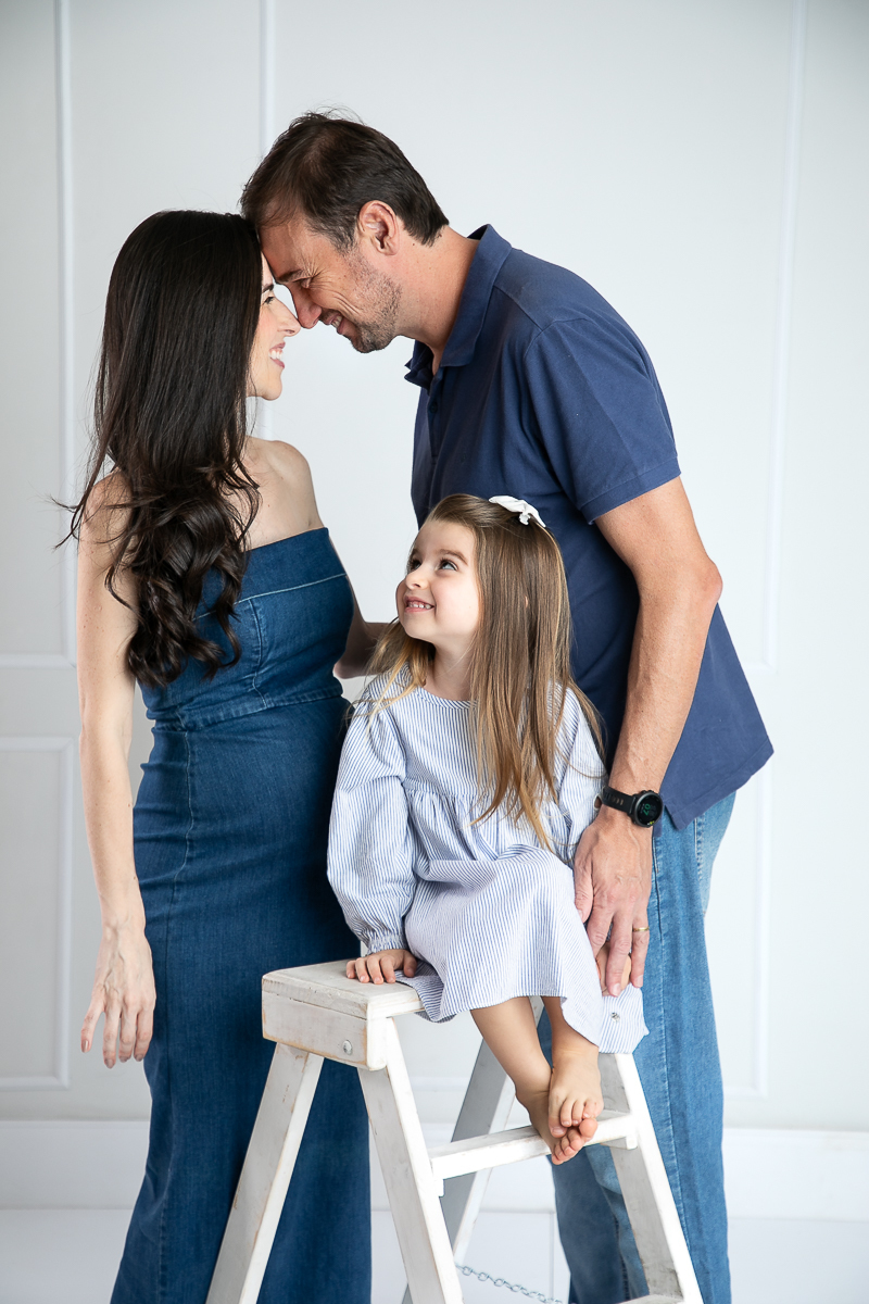 ensaio-fotografico-gestante-em-estudio-pregnancy-photo-shoot-studio-pregnancy-ensaio-gestante-com-flores-naturais-ideia-de-poses-para-foto-de-gestantes-ideia-de-roupas-para-ensaio-gestante-em-estudio-fotografa-de-gestante-em-barbacena-isabela-lobato-fotos