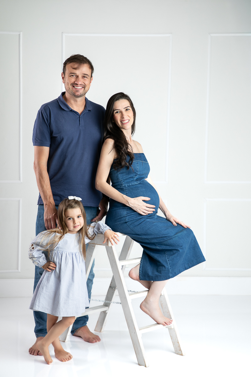 ensaio-fotografico-gestante-em-estudio-pregnancy-photo-shoot-studio-pregnancy-ensaio-gestante-com-flores-naturais-ideia-de-poses-para-foto-de-gestantes-ideia-de-roupas-para-ensaio-gestante-em-estudio-fotografa-de-gestante-em-barbacena-isabela-lobato-fotos