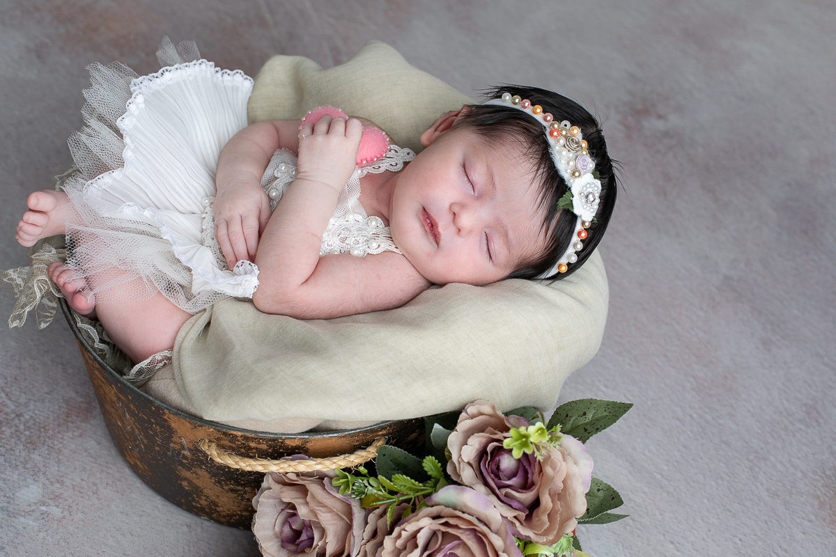 ensaio-newborn-ensaio-fotografico-de-bebe-recem-nascido-fotografa-de-recem-nascido-em-barbacena-minas-gerais-melhor-fotografa-de-conselheiro-lafaiete-barbacena-fotografa-em-alto-rio-doce-fotografa-infantil-minas-gerais-isabela-lobato-fotografia-barbacena