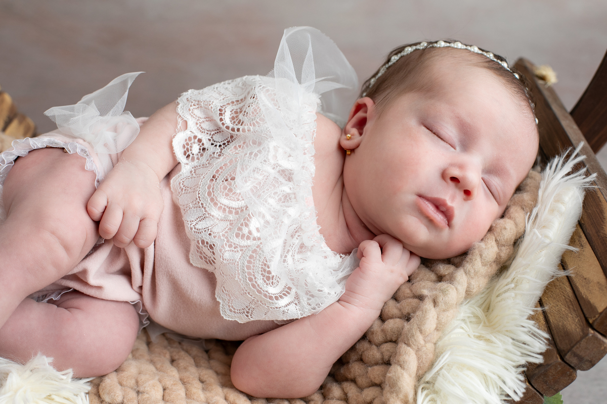 ensaio-newborn-ensaio-fotografico-de-bebe-recem-nascido-fotografa-de-recem-nascido-em-barbacena-minas-gerais-melhor-fotografa-de-conselheiro-lafaiete-barbacena-fotografa-em-alto-rio-doce-fotografa-infantil-minas-gerais-isabela-lobato-fotografia-barbacena
