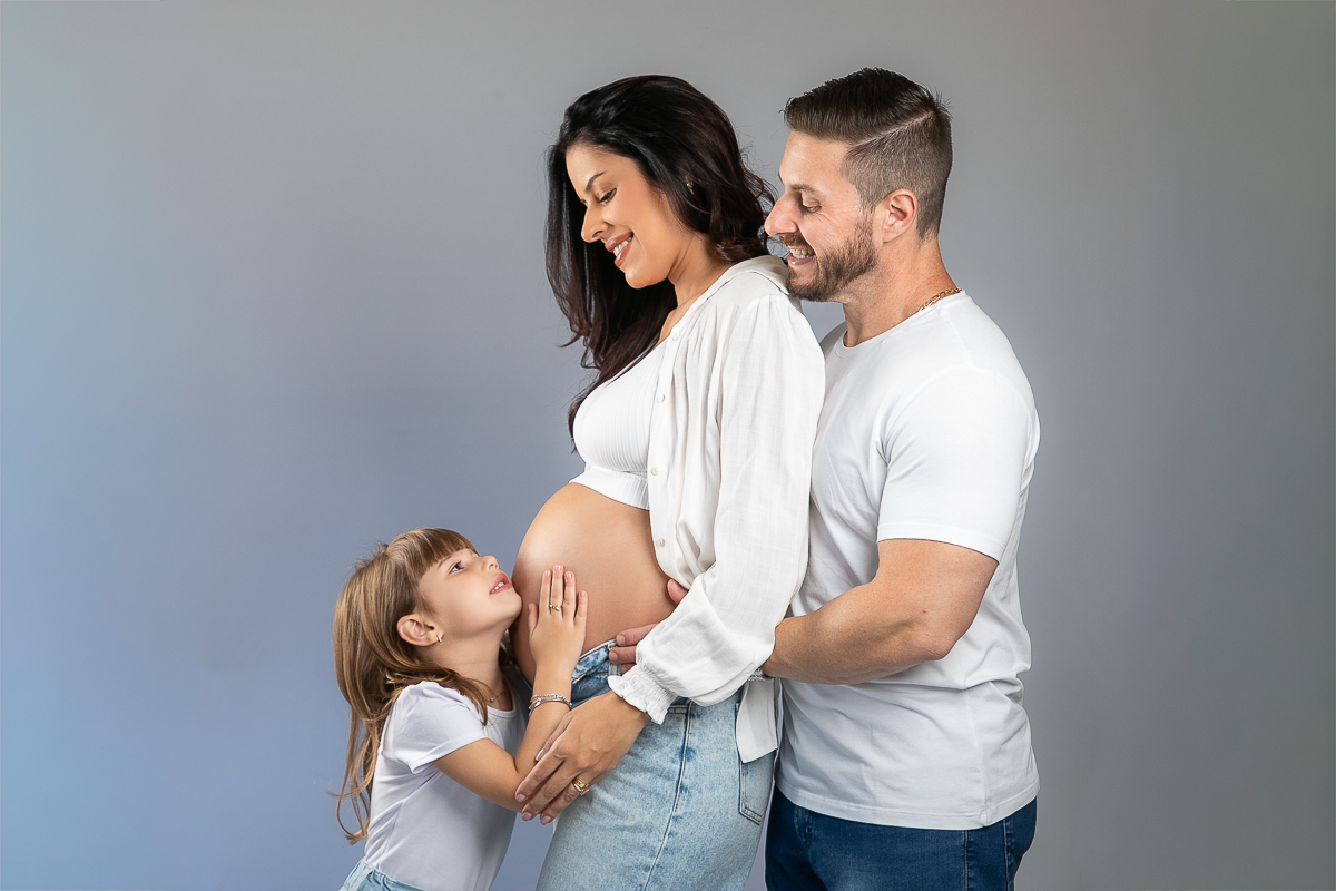 ensaio-fotografico-gestante-em-estudio-pregnancy-photo-shoot-studio-pregnancy-ensaio-gestante-com-flores-naturais-ideia-de-poses-para-foto-de-gestantes-ideia-de-roupas-para-ensaio-gestante-em-estudio-fotografa-de-gestante-em-barbacena-isabela-lobato-fotos
