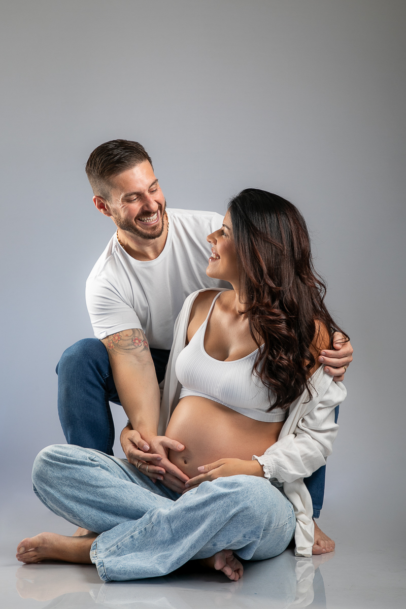 ensaio-fotografico-gestante-em-estudio-pregnancy-photo-shoot-studio-pregnancy-ensaio-gestante-com-flores-naturais-ideia-de-poses-para-foto-de-gestantes-ideia-de-roupas-para-ensaio-gestante-em-estudio-fotografa-de-gestante-em-barbacena-isabela-lobato-fotos