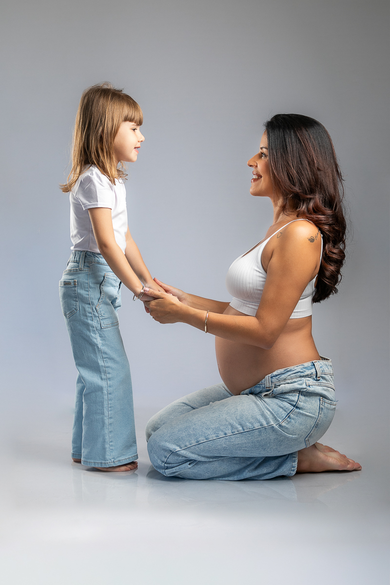 ensaio-fotografico-gestante-em-estudio-pregnancy-photo-shoot-studio-pregnancy-ensaio-gestante-com-flores-naturais-ideia-de-poses-para-foto-de-gestantes-ideia-de-roupas-para-ensaio-gestante-em-estudio-fotografa-de-gestante-em-barbacena-isabela-lobato-fotos