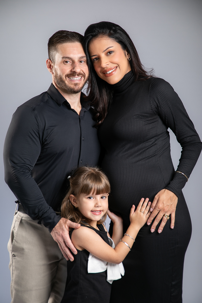 ensaio-fotografico-gestante-em-estudio-pregnancy-photo-shoot-studio-pregnancy-ensaio-gestante-com-flores-naturais-ideia-de-poses-para-foto-de-gestantes-ideia-de-roupas-para-ensaio-gestante-em-estudio-fotografa-de-gestante-em-barbacena-isabela-lobato-fotos