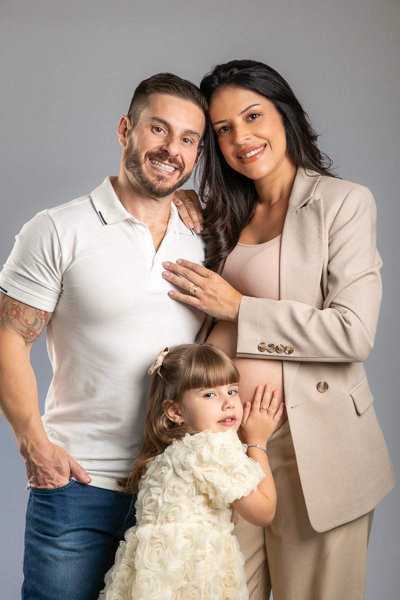 ensaio-fotografico-gestante-em-estudio-pregnancy-photo-shoot-studio-pregnancy-ensaio-gestante-com-flores-naturais-ideia-de-poses-para-foto-de-gestantes-ideia-de-roupas-para-ensaio-gestante-em-estudio-fotografa-de-gestante-em-barbacena-isabela-lobato-fotos